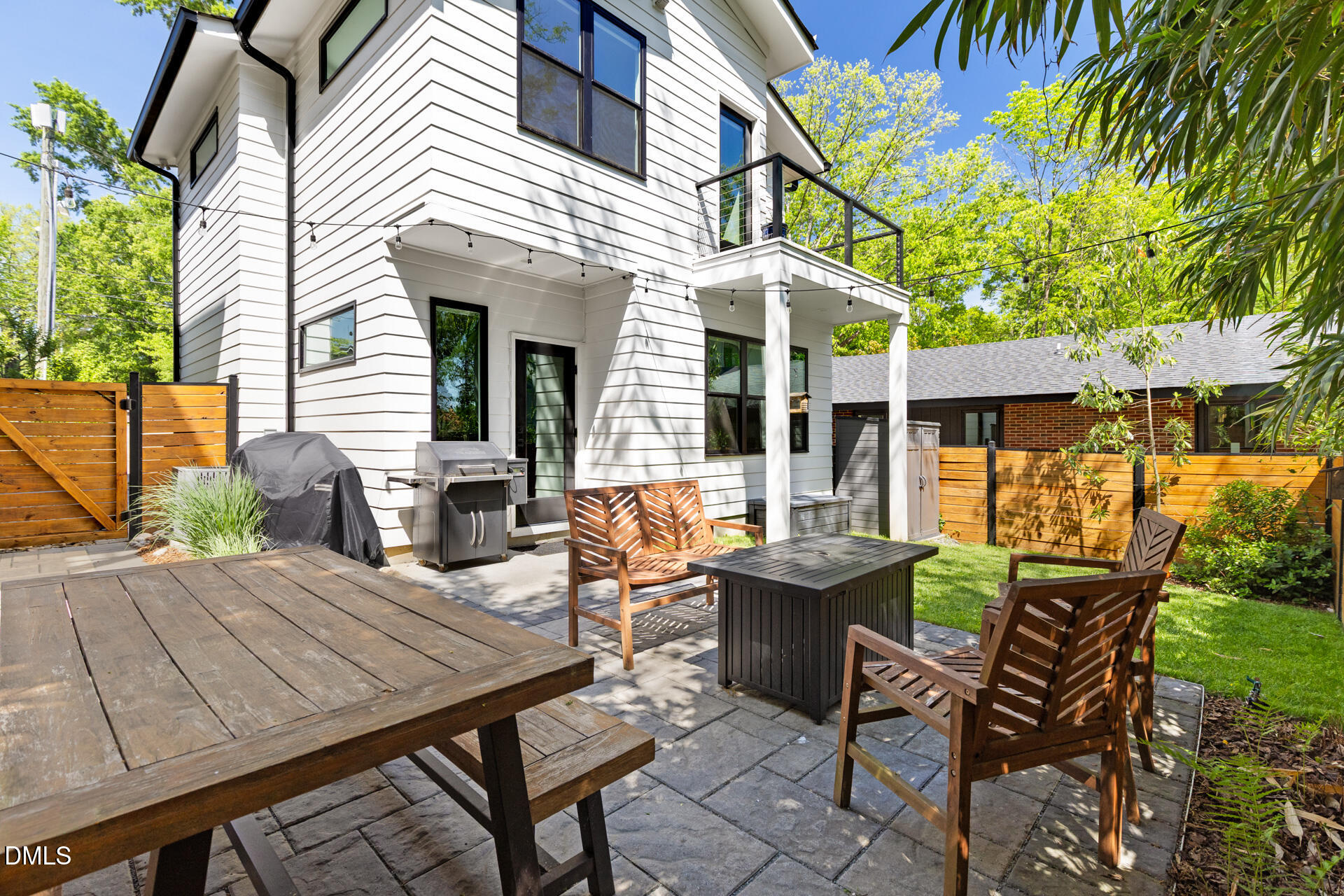 825 W Markham Avenue