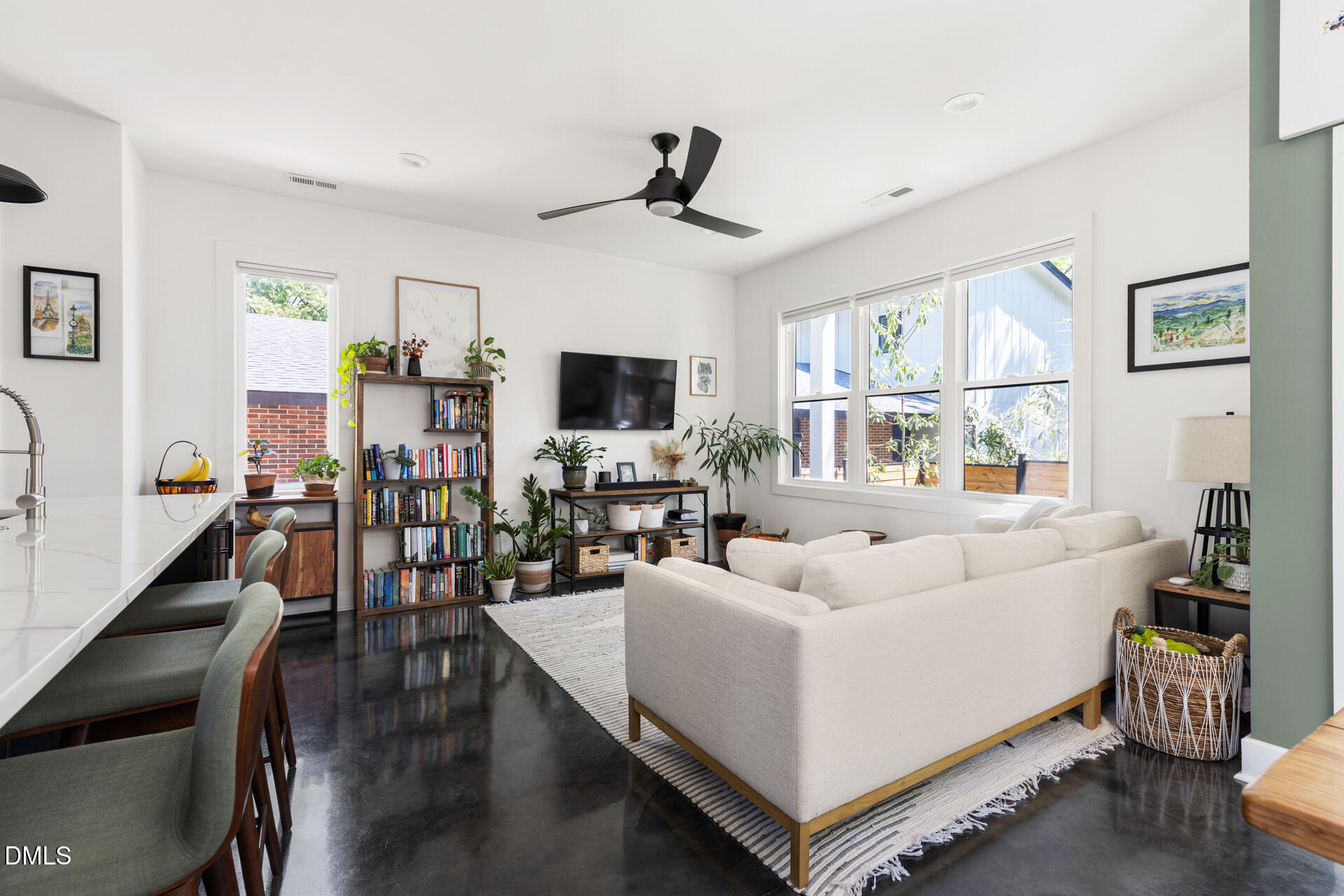825 W Markham Avenue