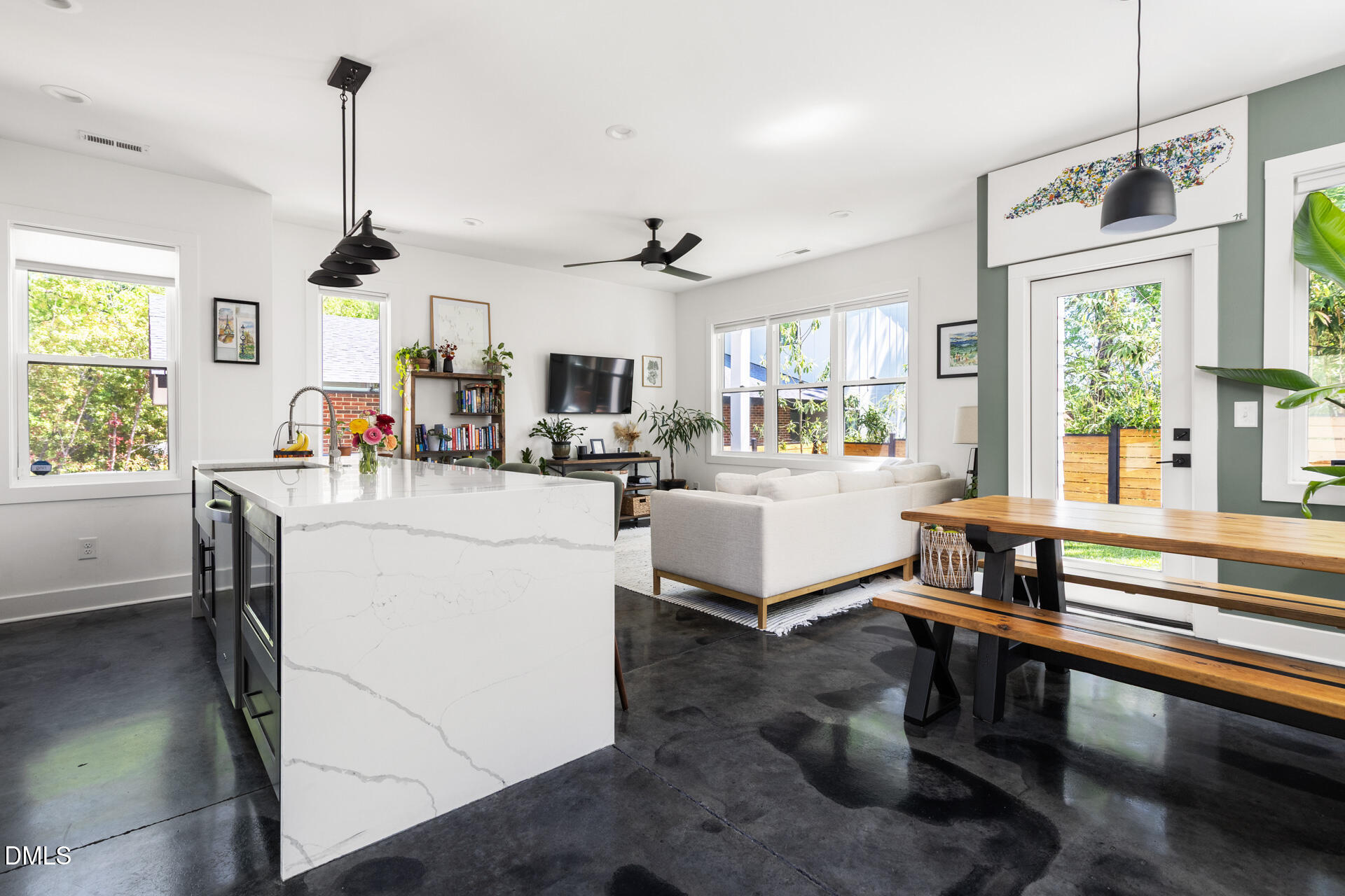 825 W Markham Avenue