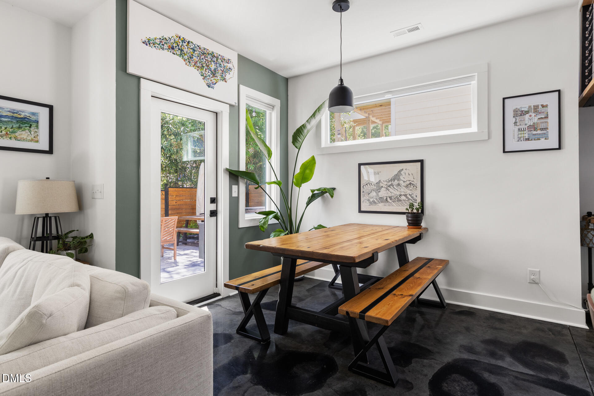 825 W Markham Avenue