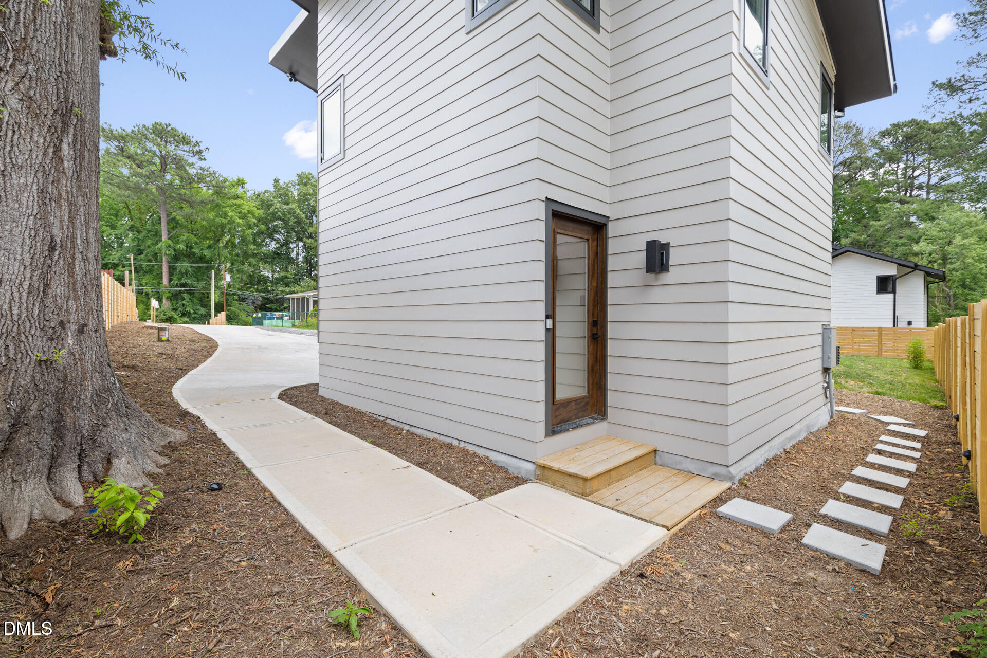 418 E Hammond Street
