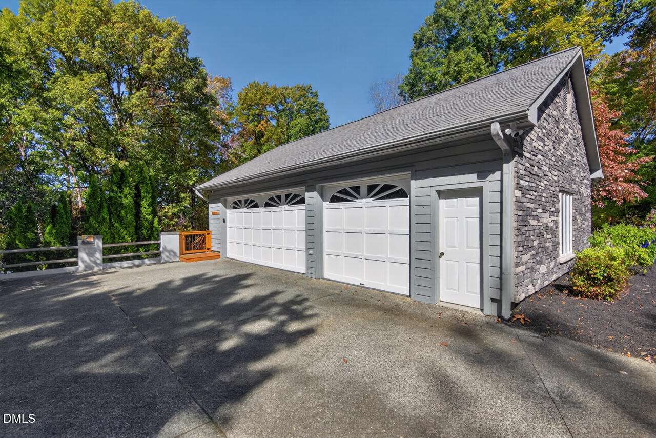 1070 Foxcliff Drive