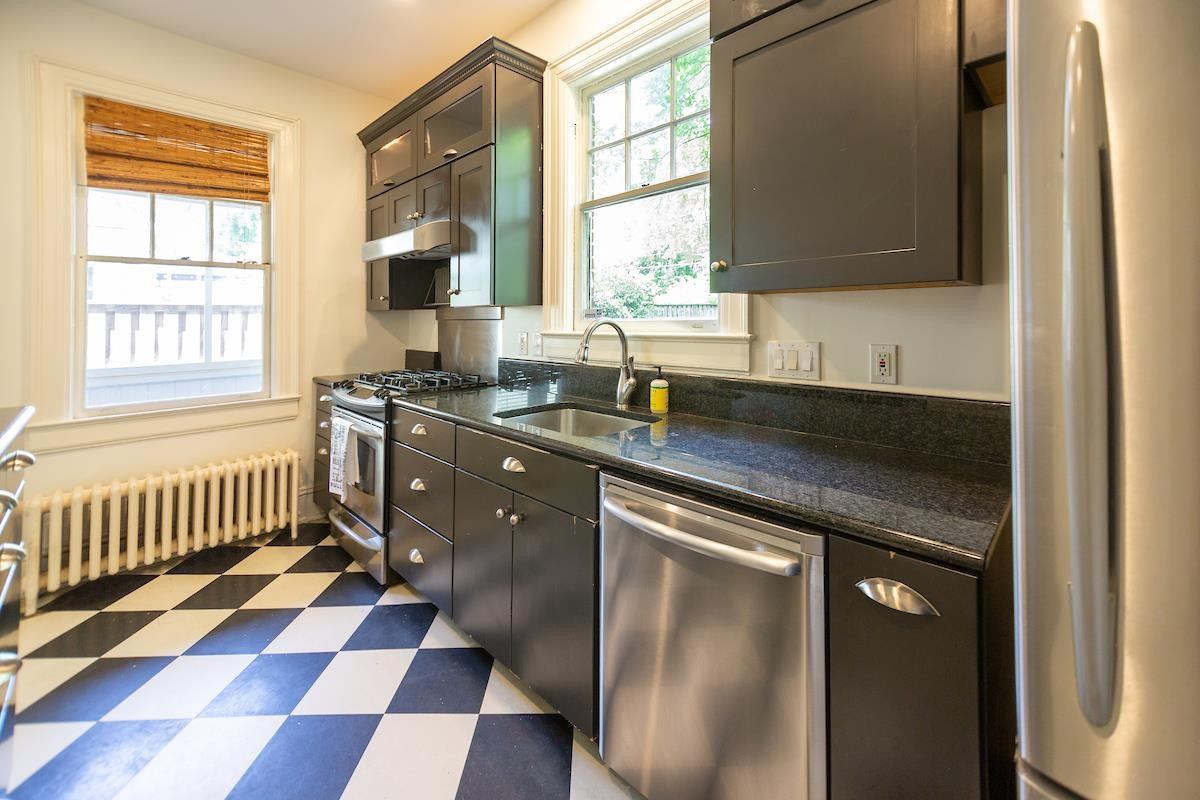 1016 1/2 Minerva Avenue Side Unit: Left Side