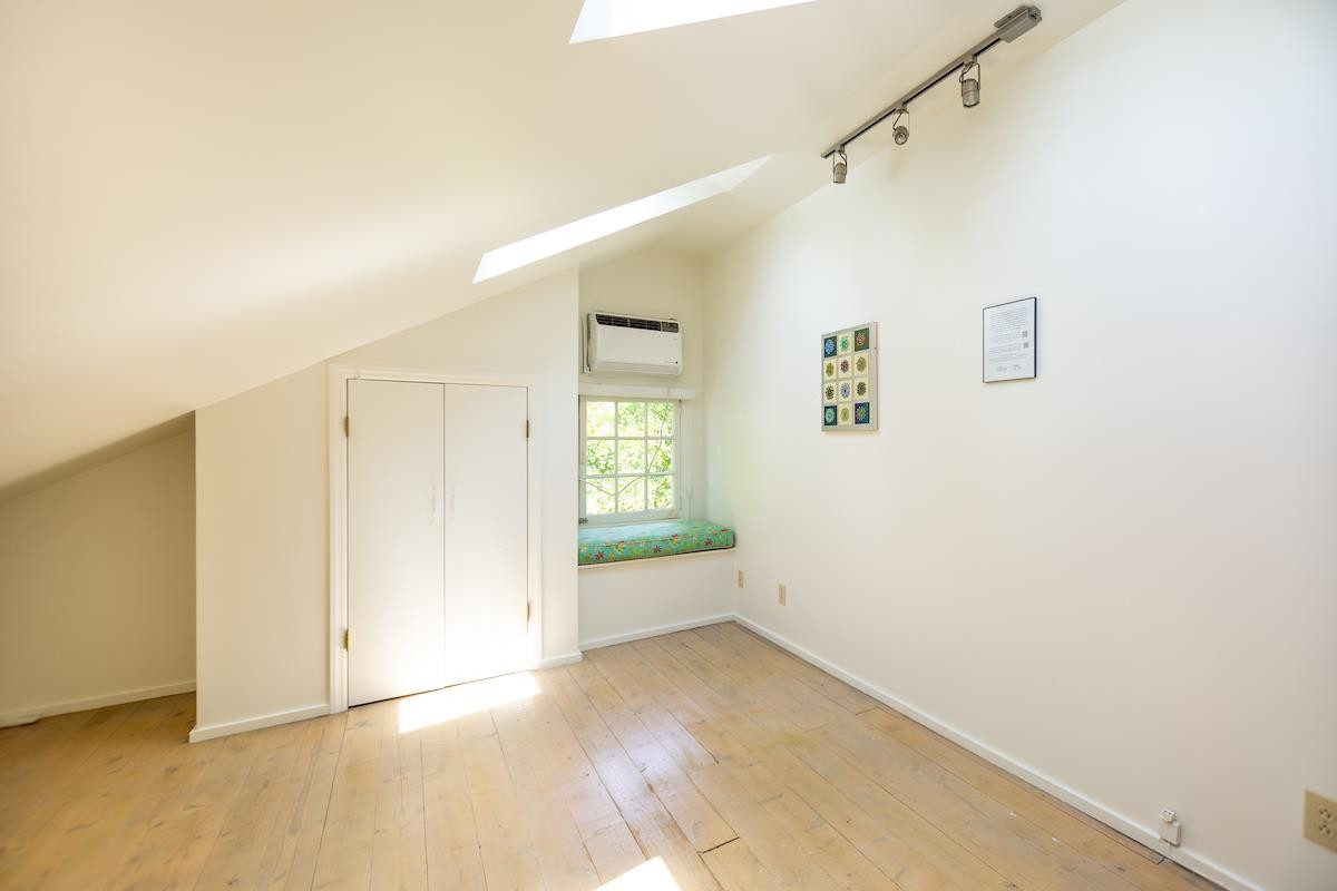 1016 1/2 Minerva Avenue Side Unit: Left Side