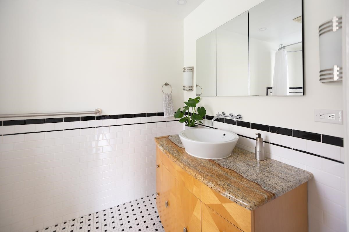 1016 1/2 Minerva Avenue Side Unit: Left Side