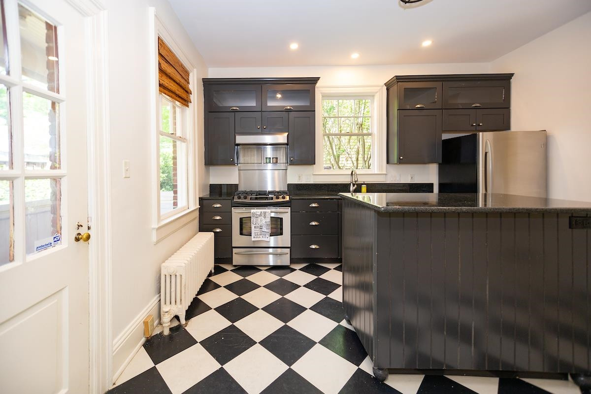 1016 1/2 Minerva Avenue Side Unit: Left Side