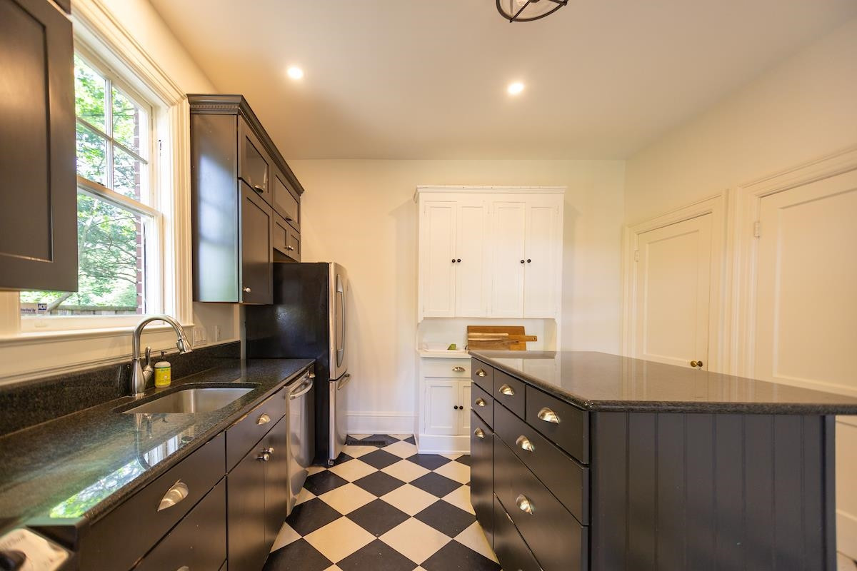 1016 1/2 Minerva Avenue Side Unit: Left Side