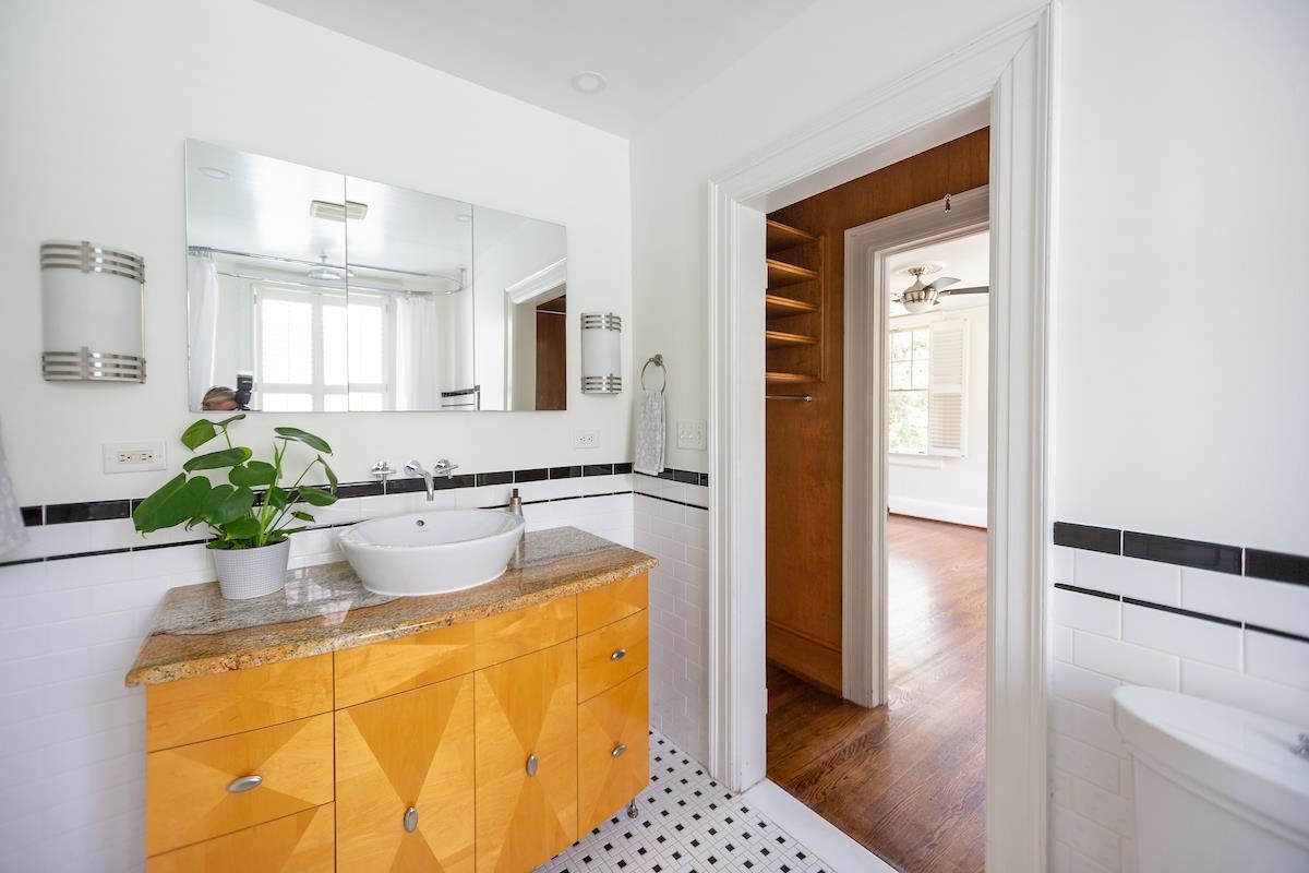 1016 1/2 Minerva Avenue Side Unit: Left Side