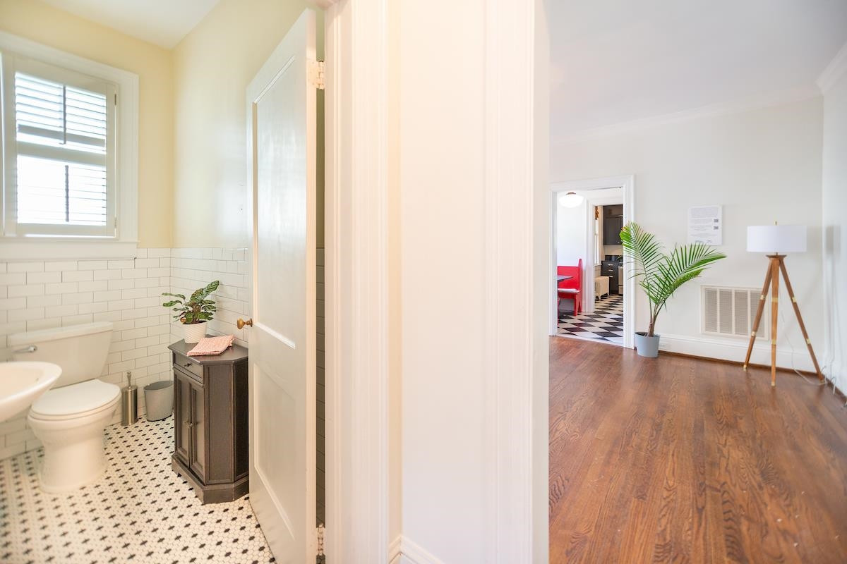 1016 1/2 Minerva Avenue Side Unit: Left Side