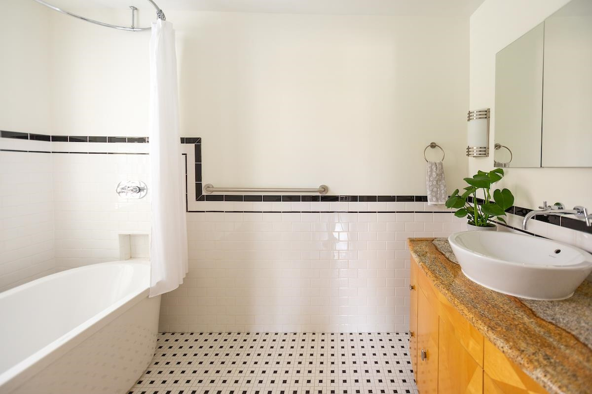 1016 1/2 Minerva Avenue Side Unit: Left Side