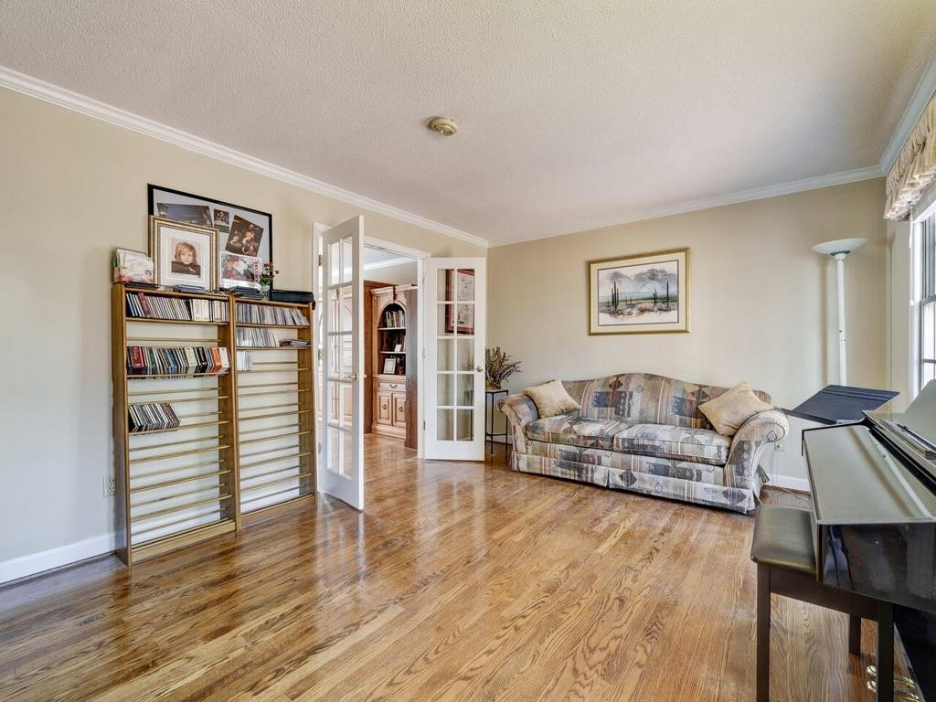 7 Woodbine Court