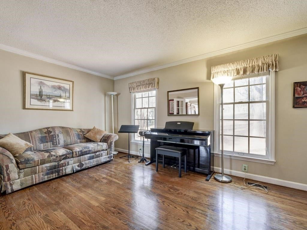 7 Woodbine Court