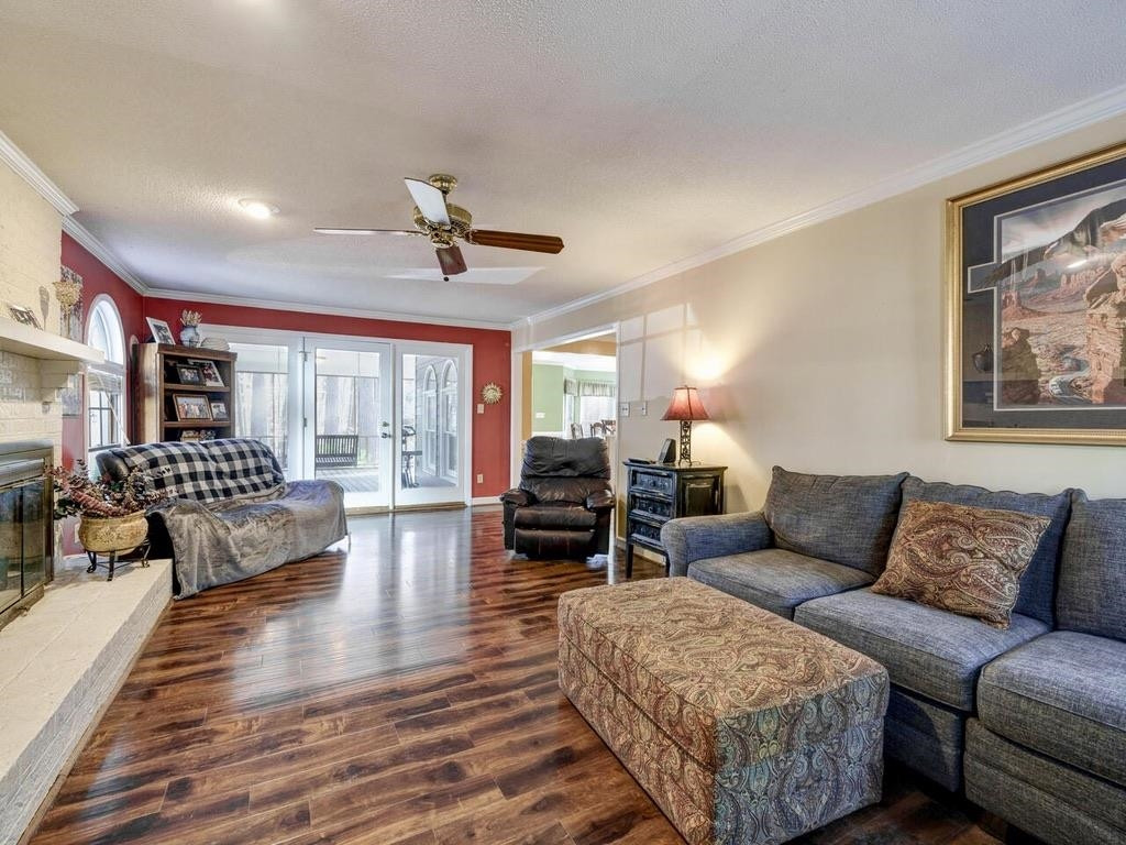 7 Woodbine Court