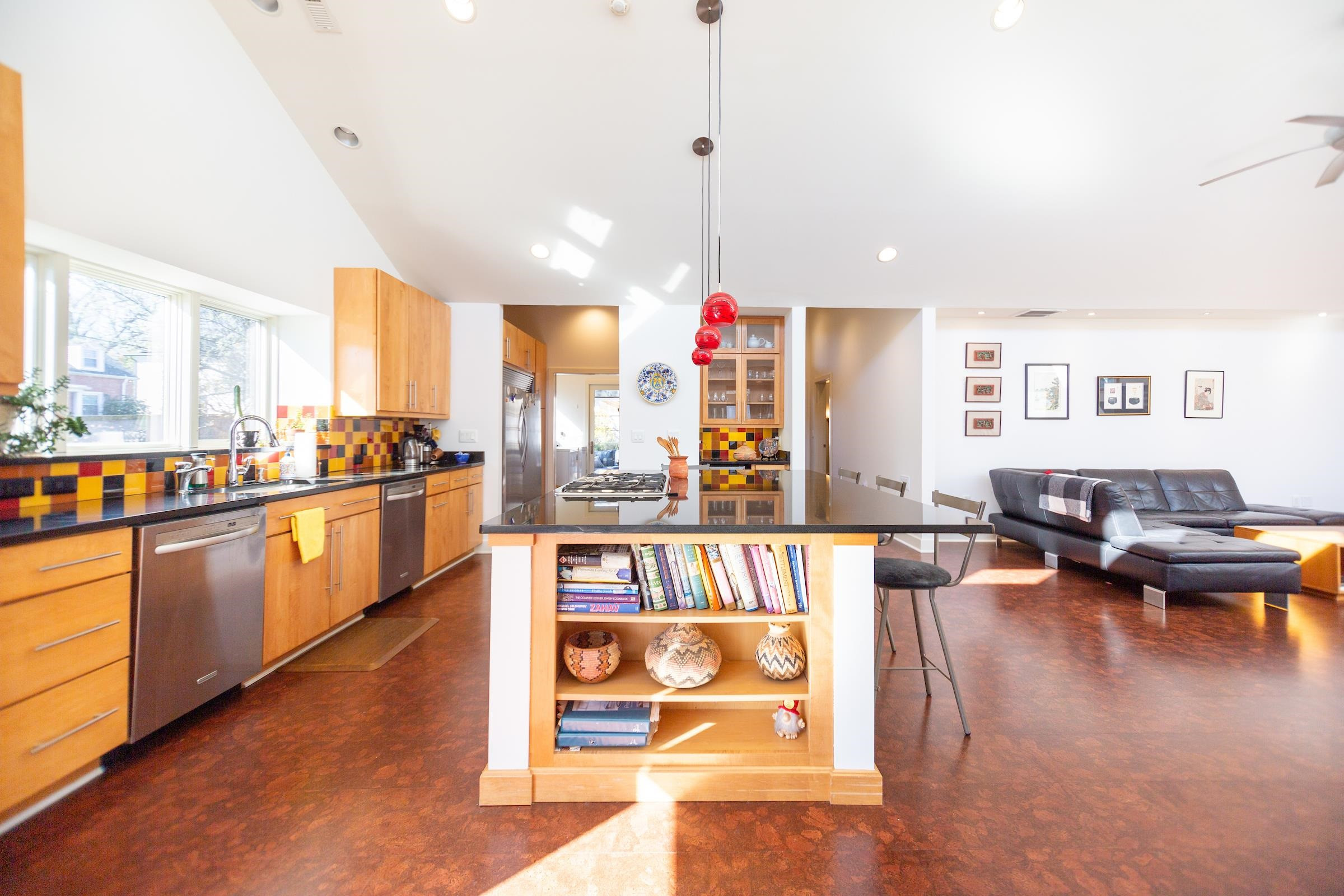 930 W Markham Avenue