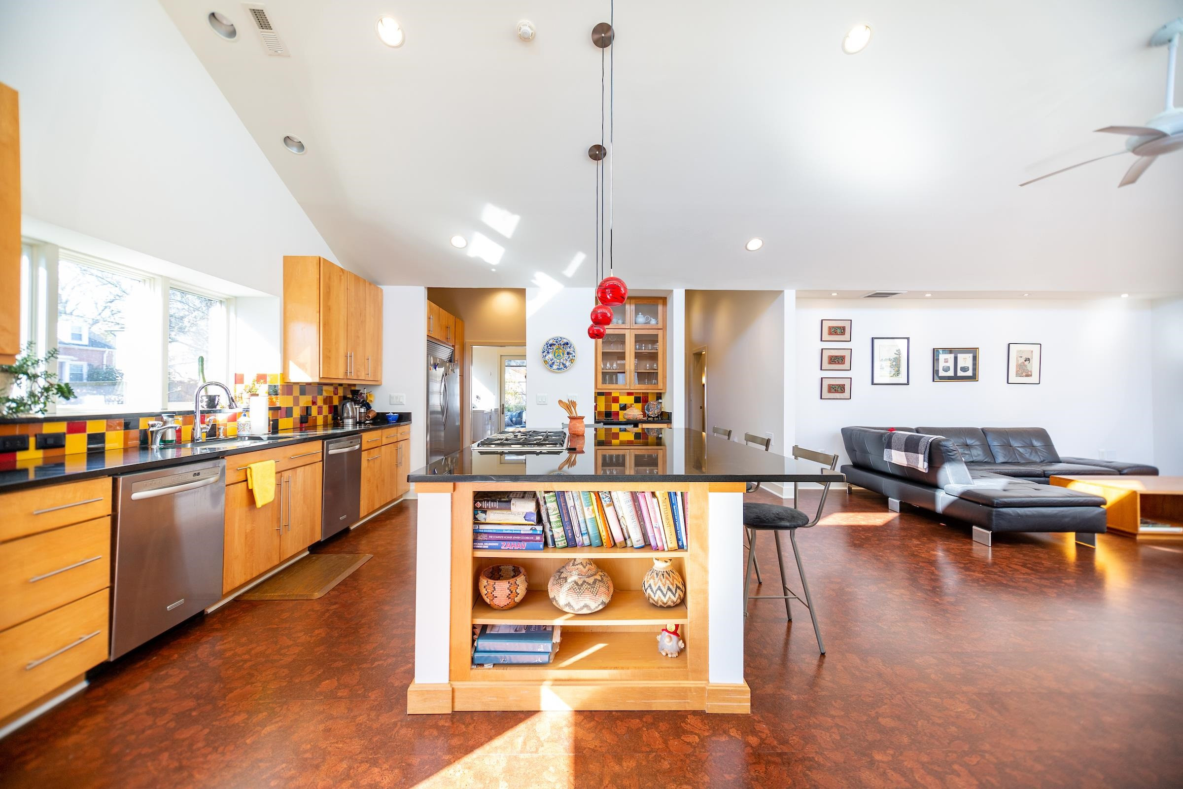 930 W Markham Avenue