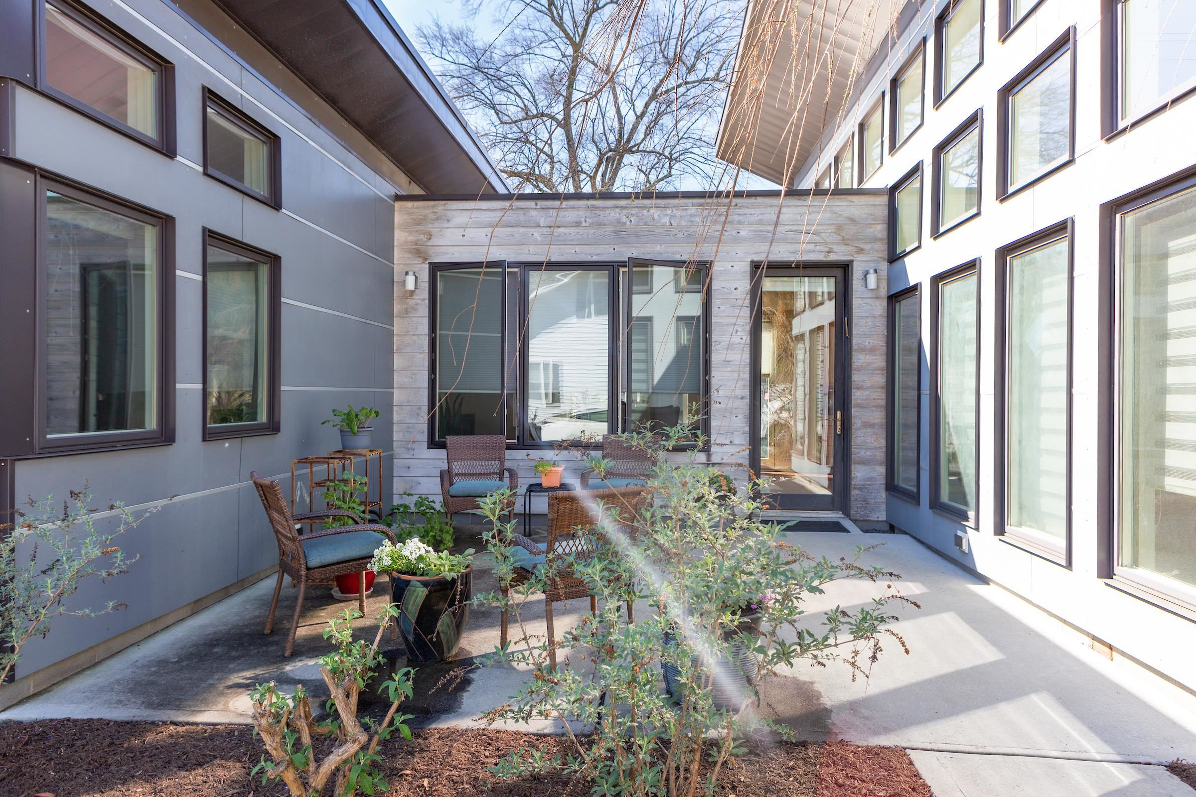 930 W Markham Avenue