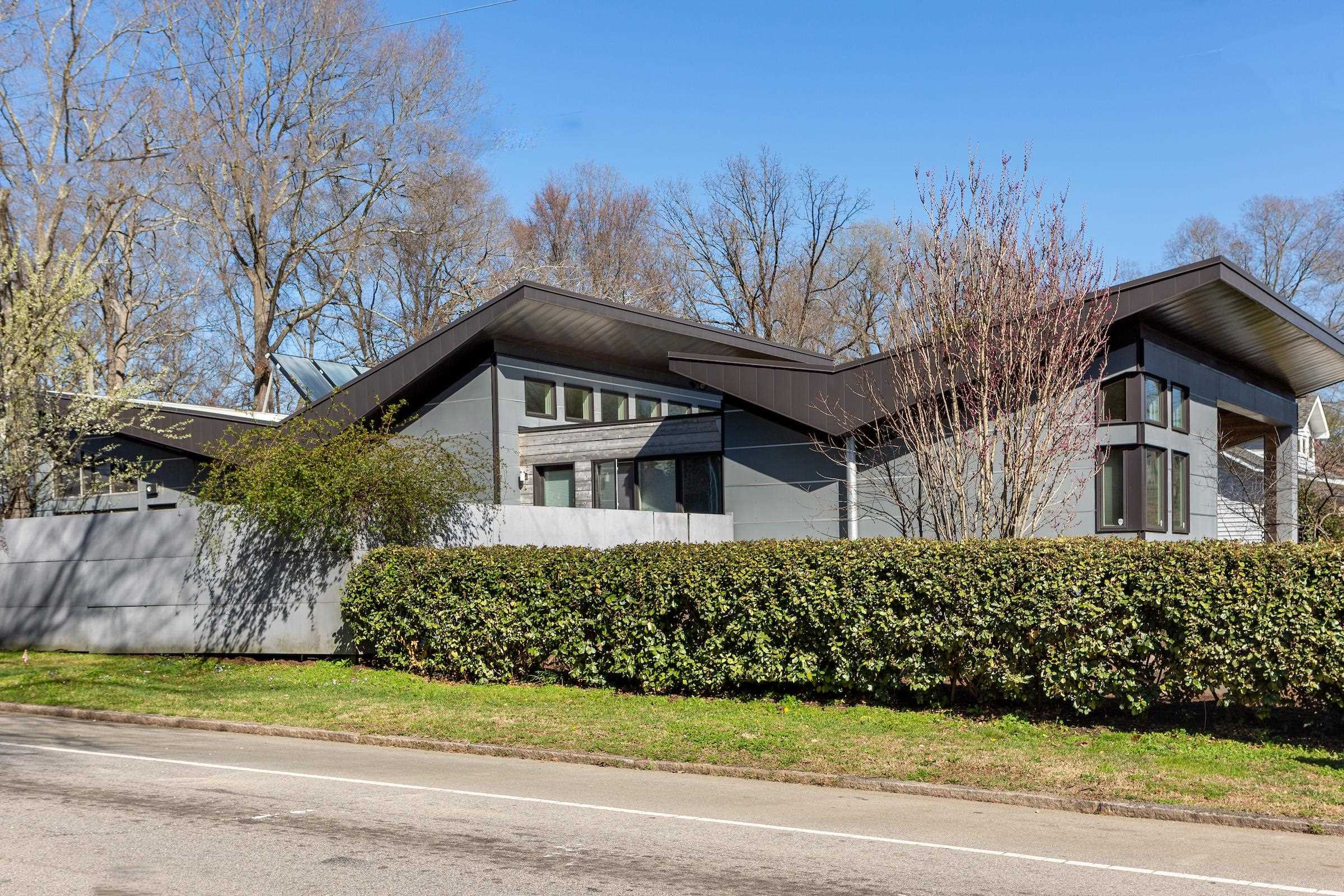 930 W Markham Avenue