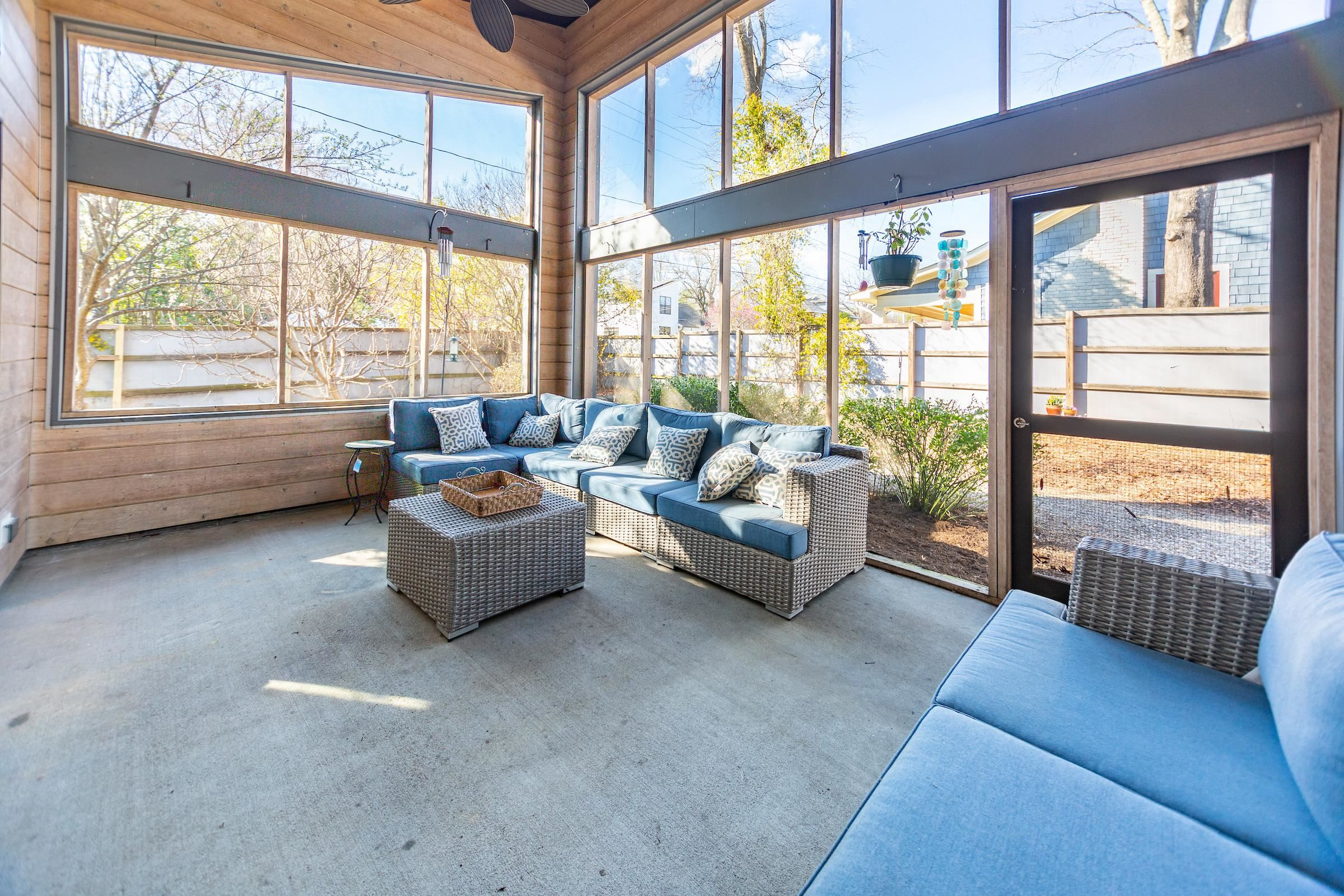 930 W Markham Avenue