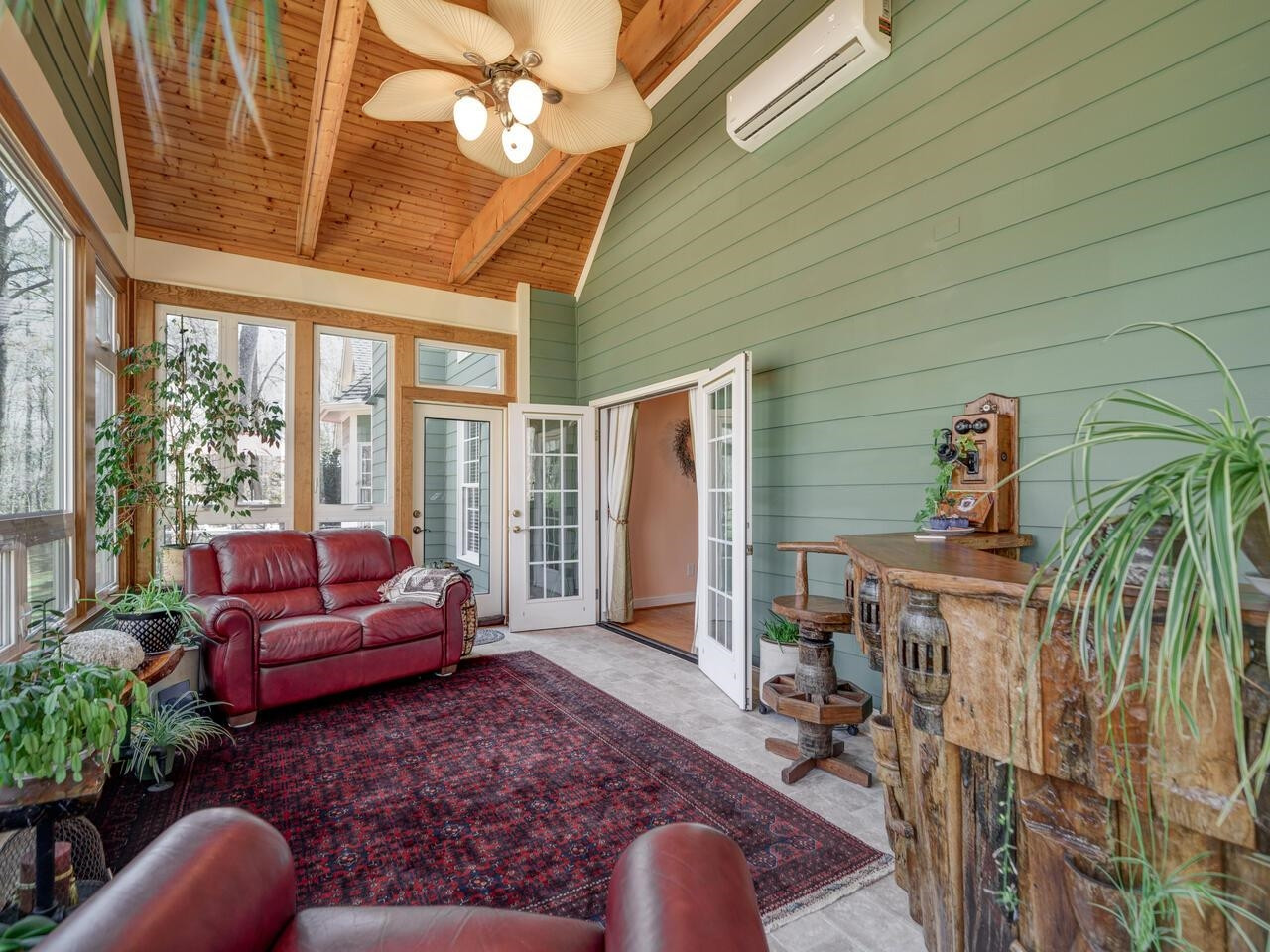 703 Phar Lap Lane