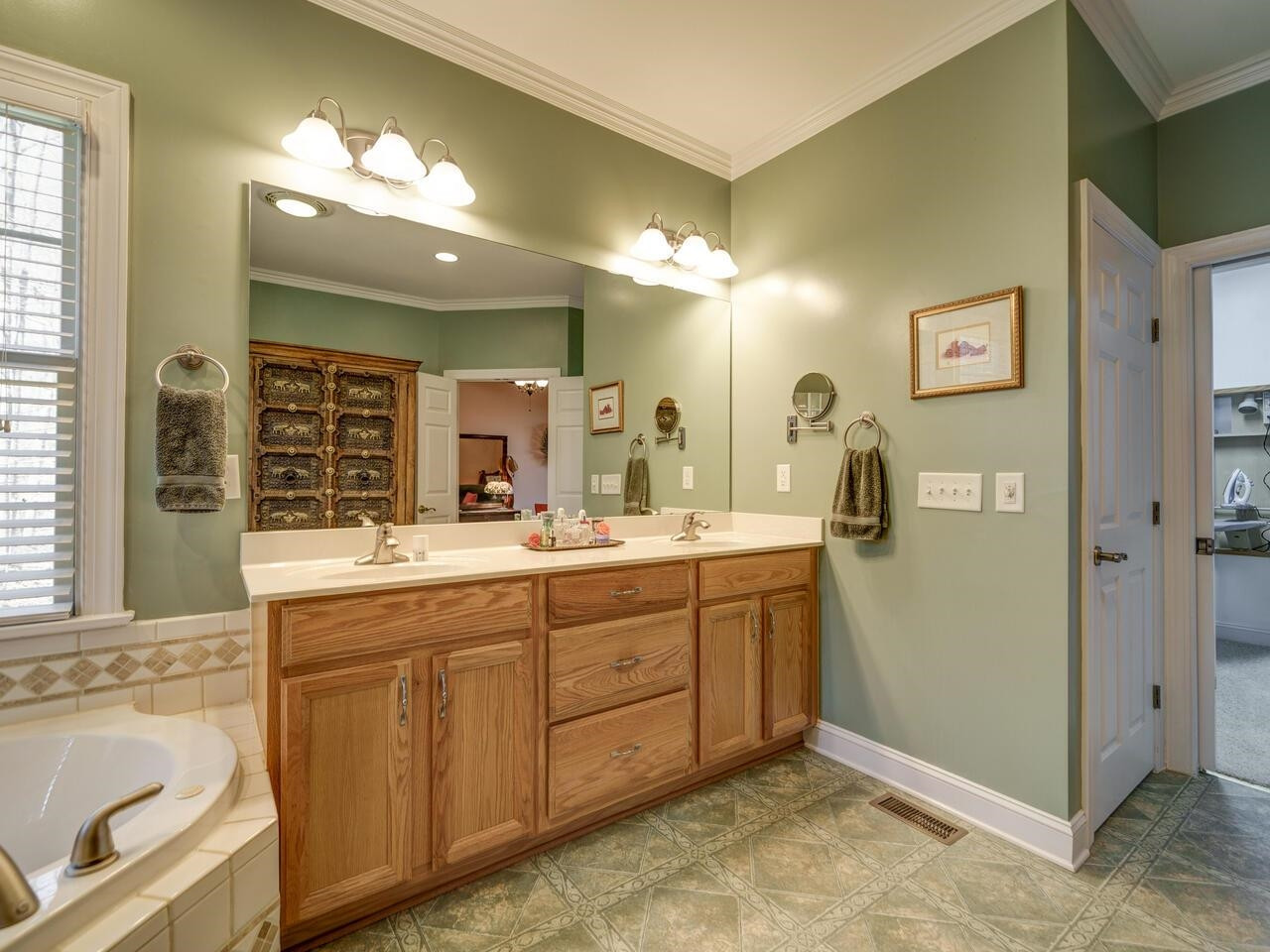 703 Phar Lap Lane