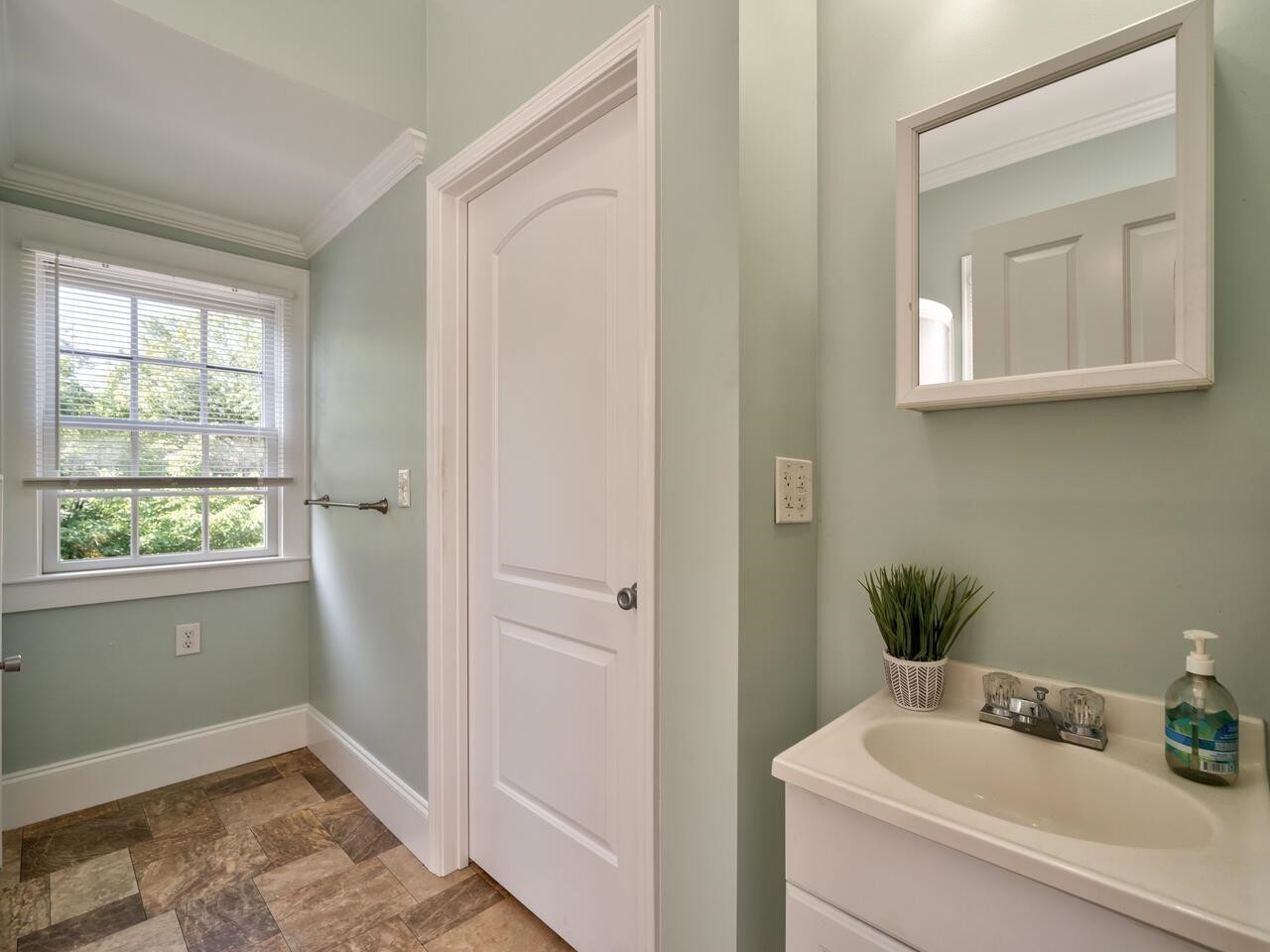 1412 W Markham Avenue