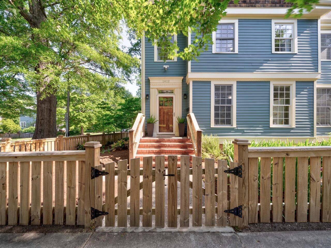 1412 W Markham Avenue