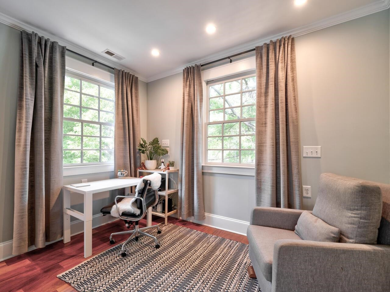 1412 W Markham Avenue