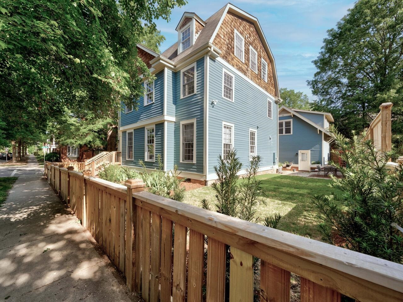 1412 W Markham Avenue