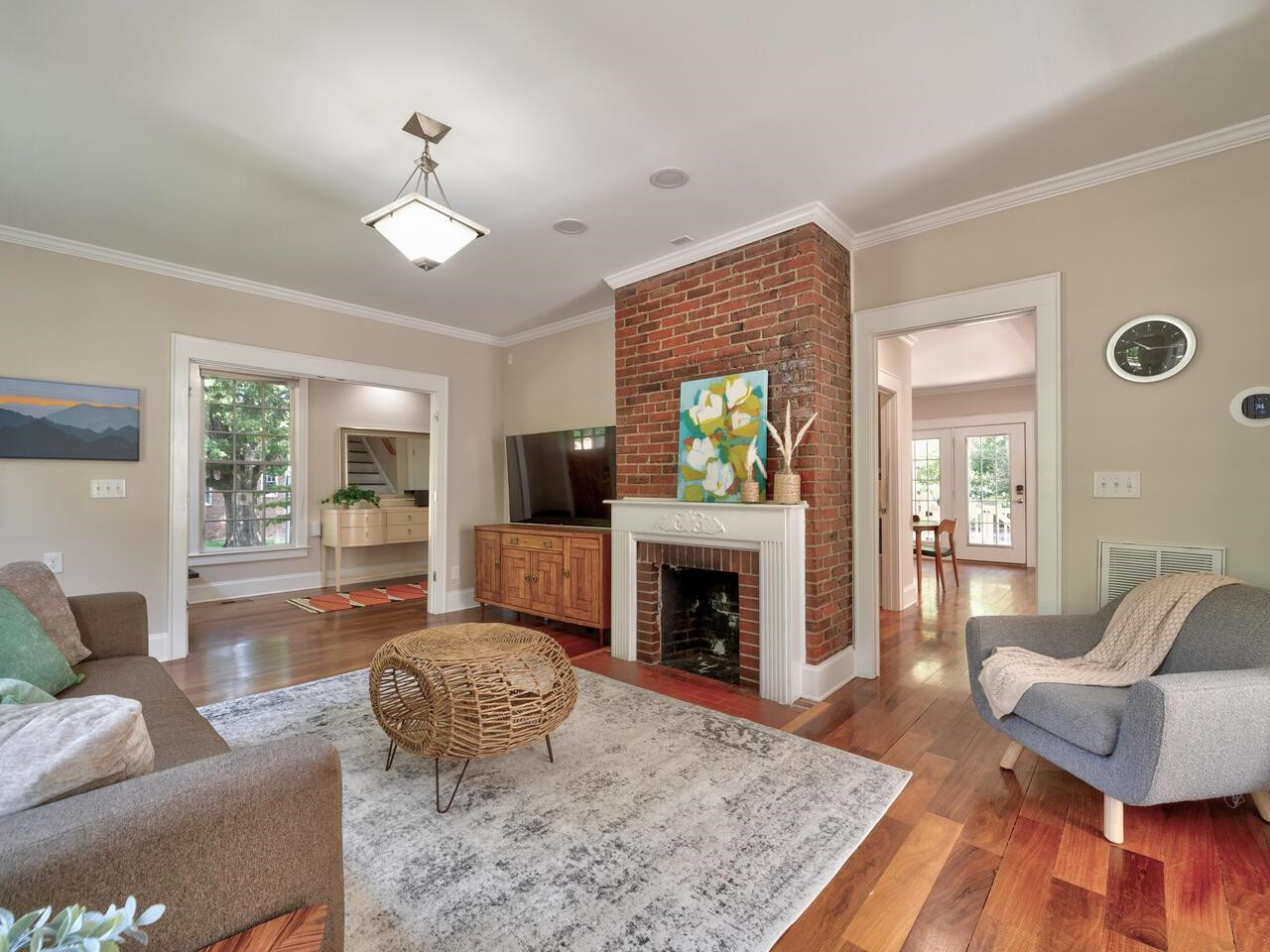 1412 W Markham Avenue