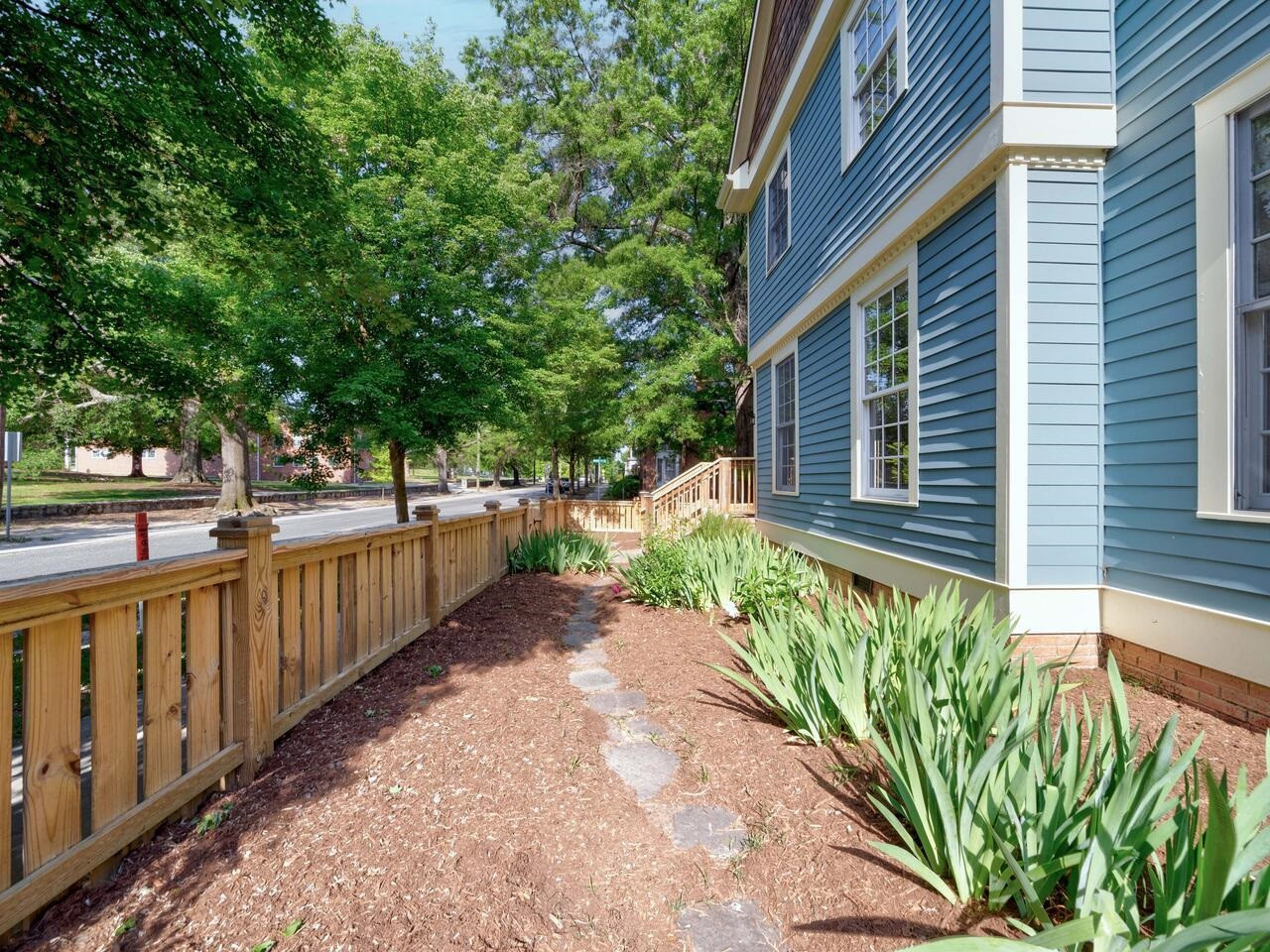 1412 W Markham Avenue