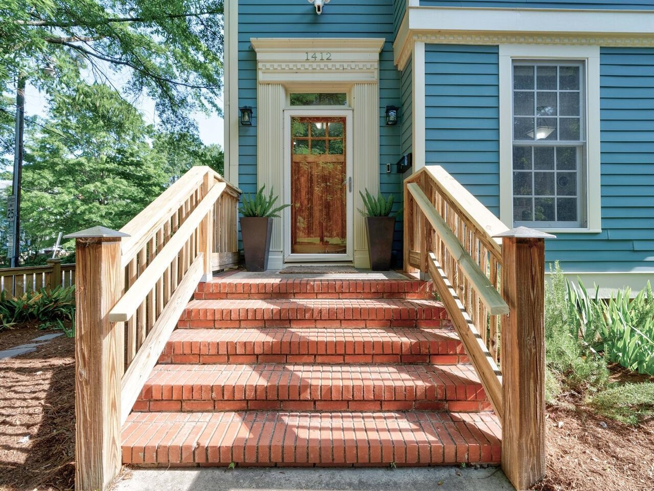 1412 W Markham Avenue