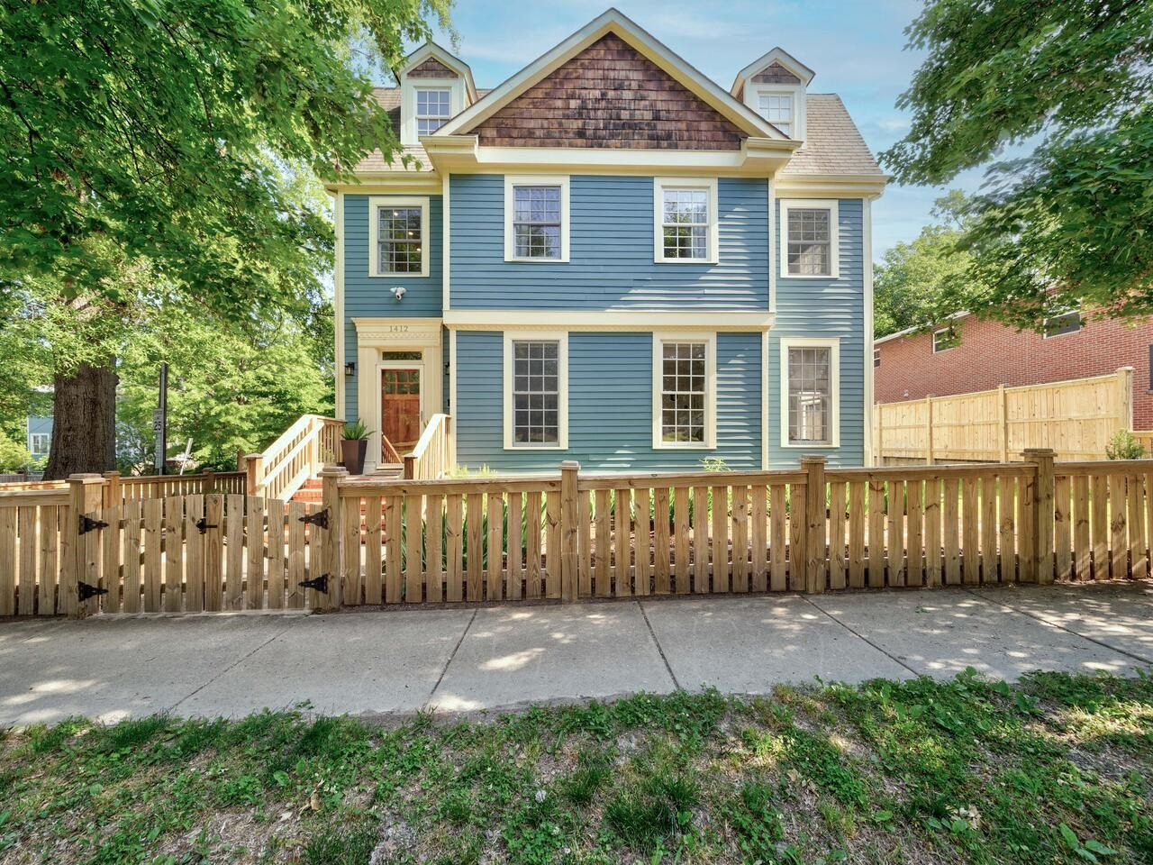 1412 W Markham Avenue