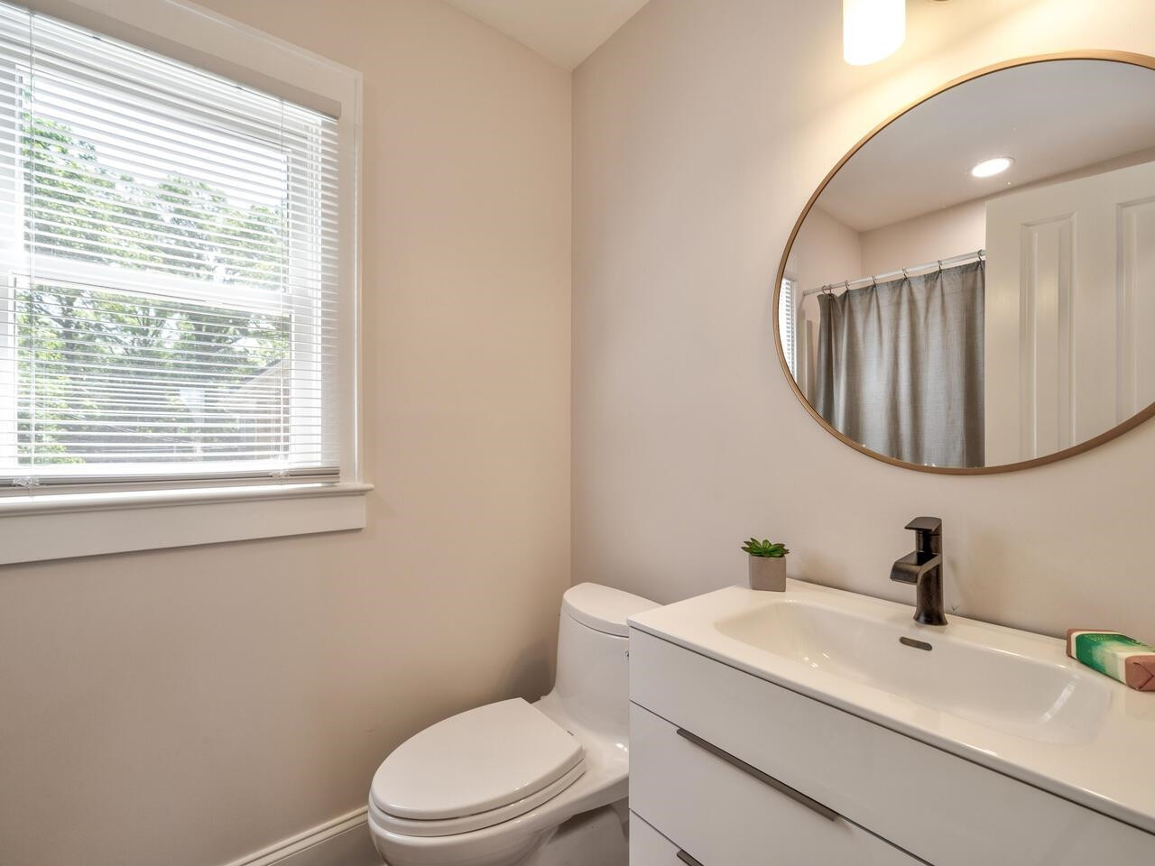 1412 W Markham Avenue