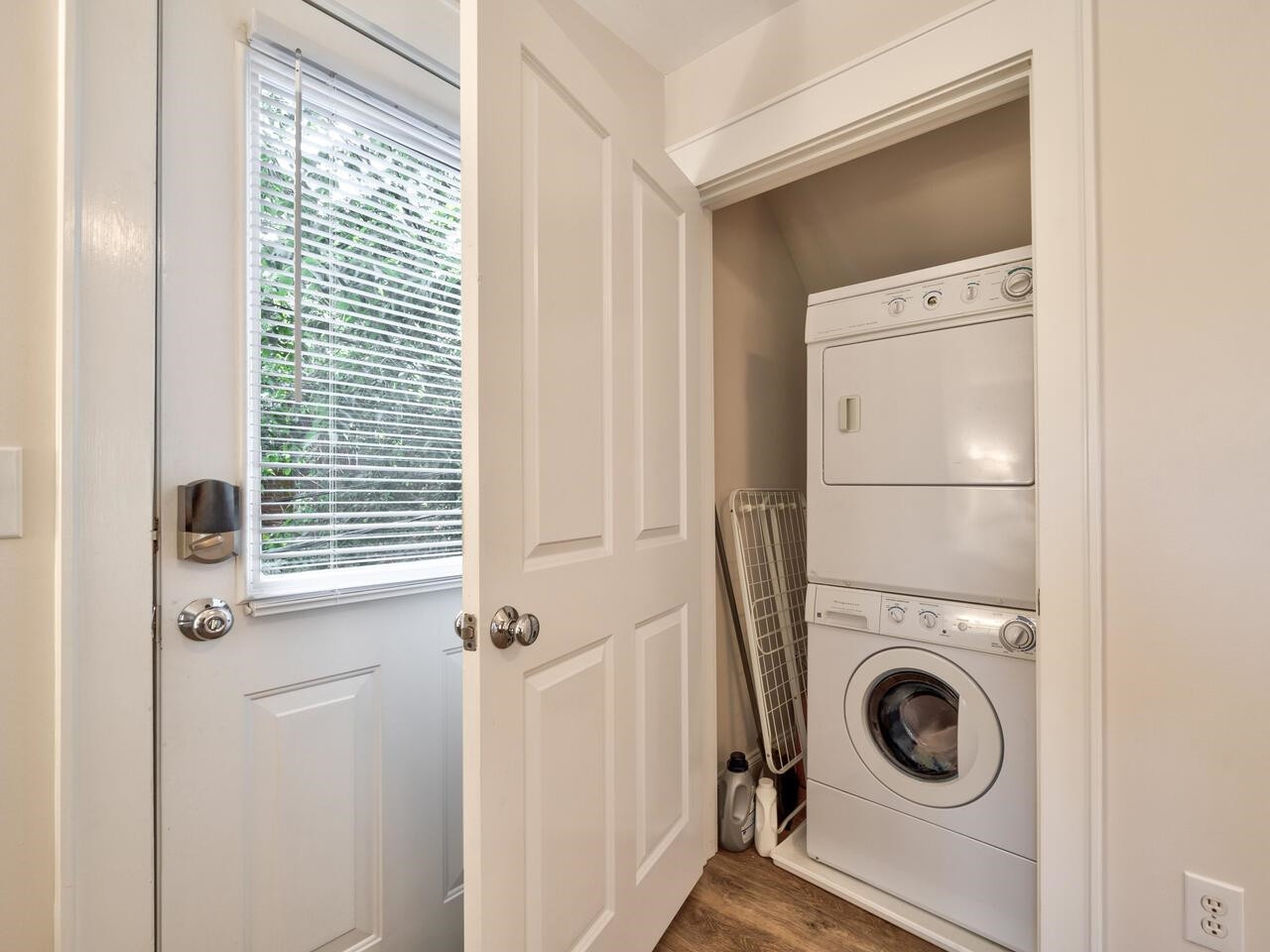 1412 W Markham Avenue