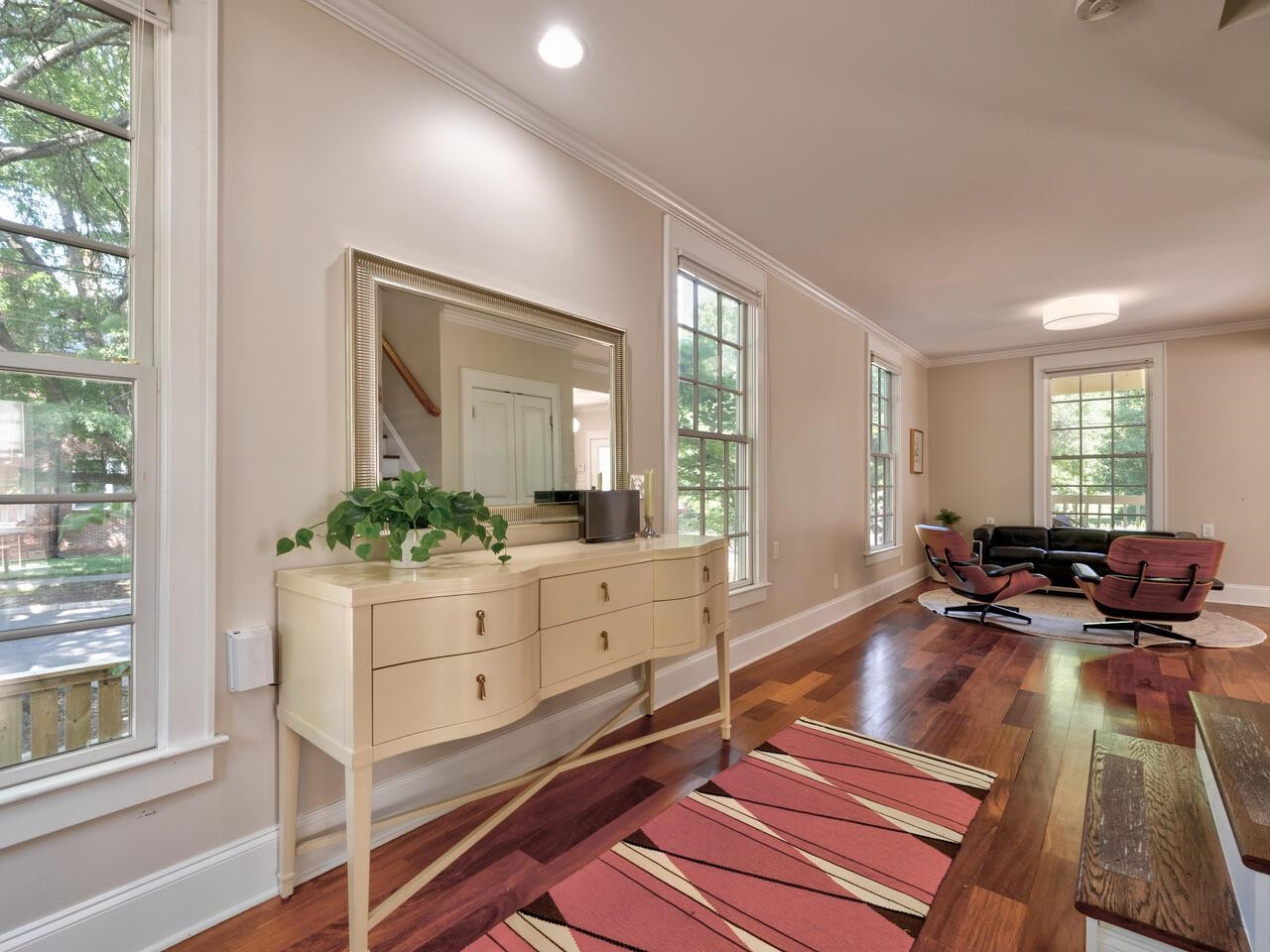 1412 W Markham Avenue