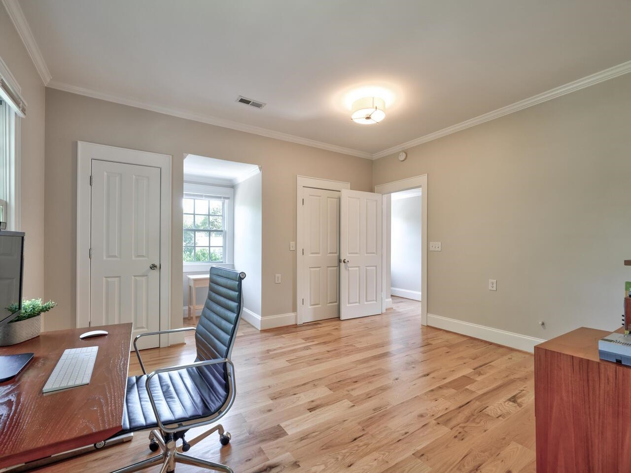 1412 W Markham Avenue