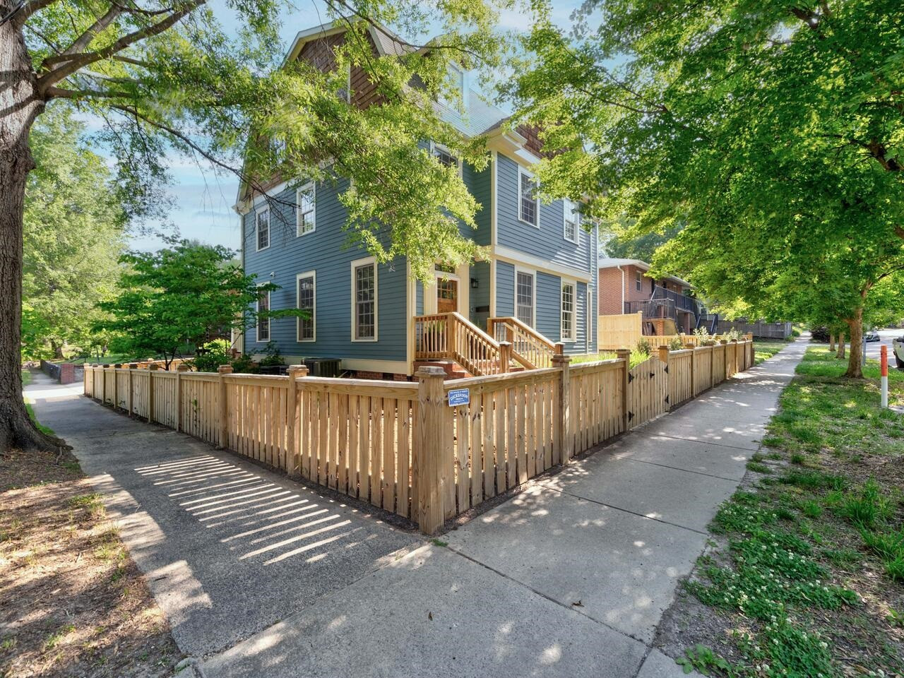 1412 W Markham Avenue