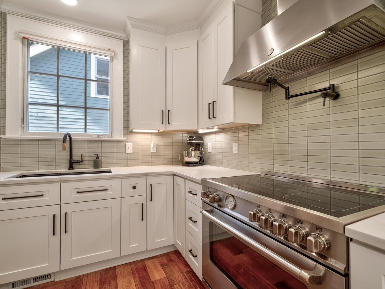 1412 W Markham Avenue