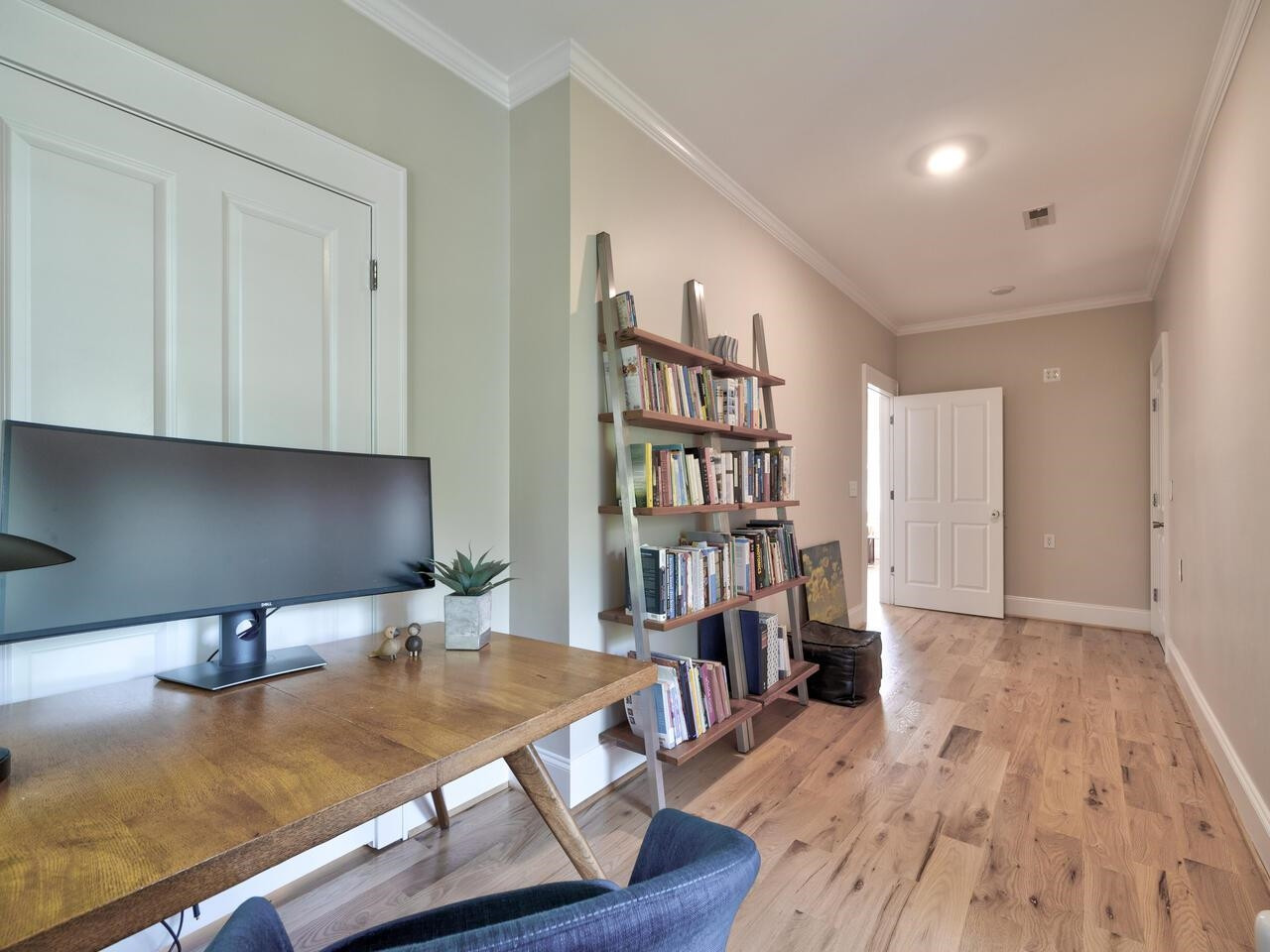 1412 W Markham Avenue