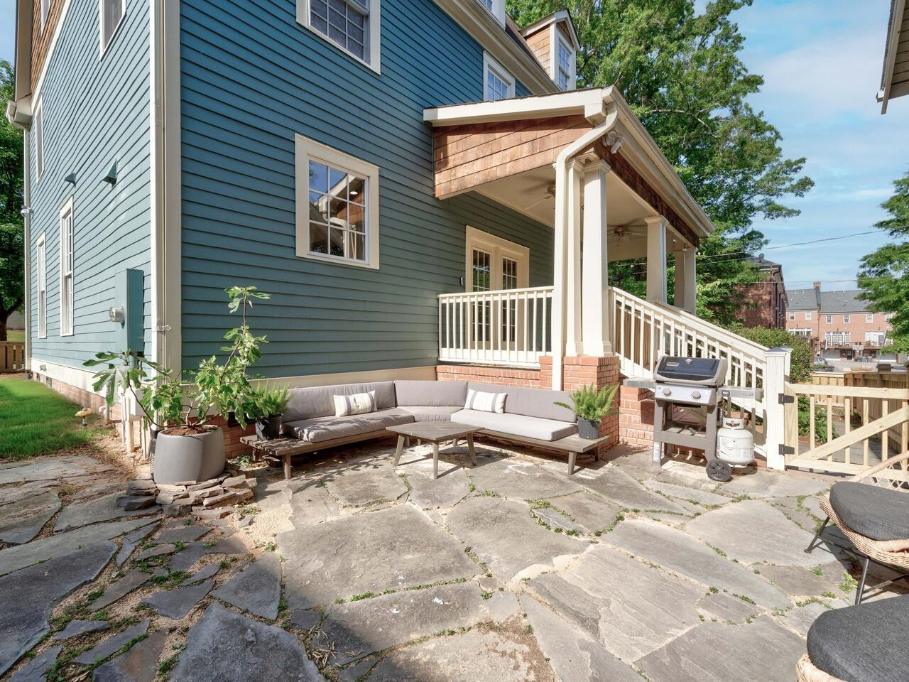 1412 W Markham Avenue