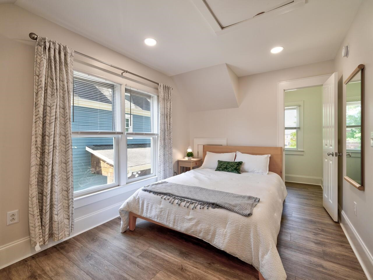 1412 W Markham Avenue