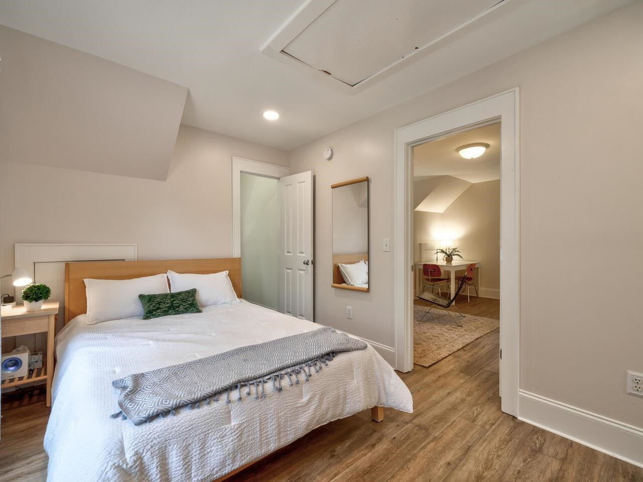 1412 W Markham Avenue