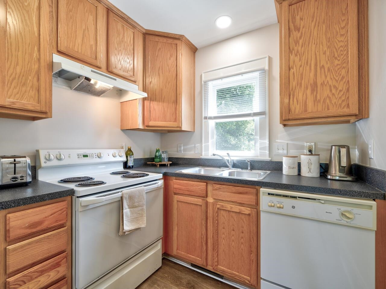 1412 W Markham Avenue