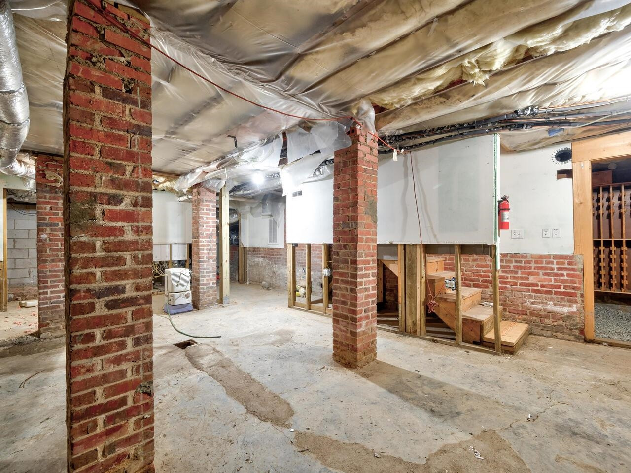 1412 W Markham Avenue