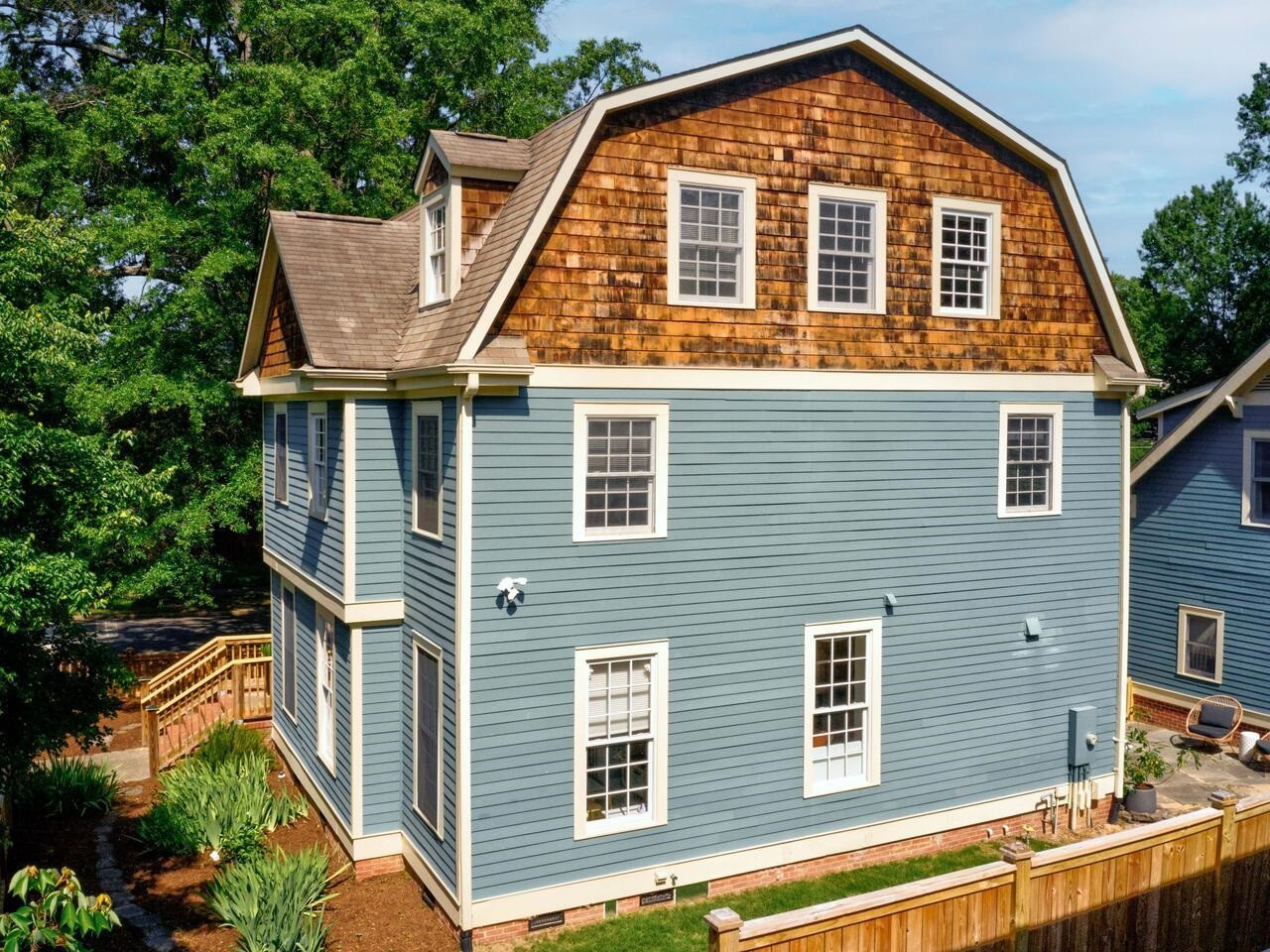 1412 W Markham Avenue