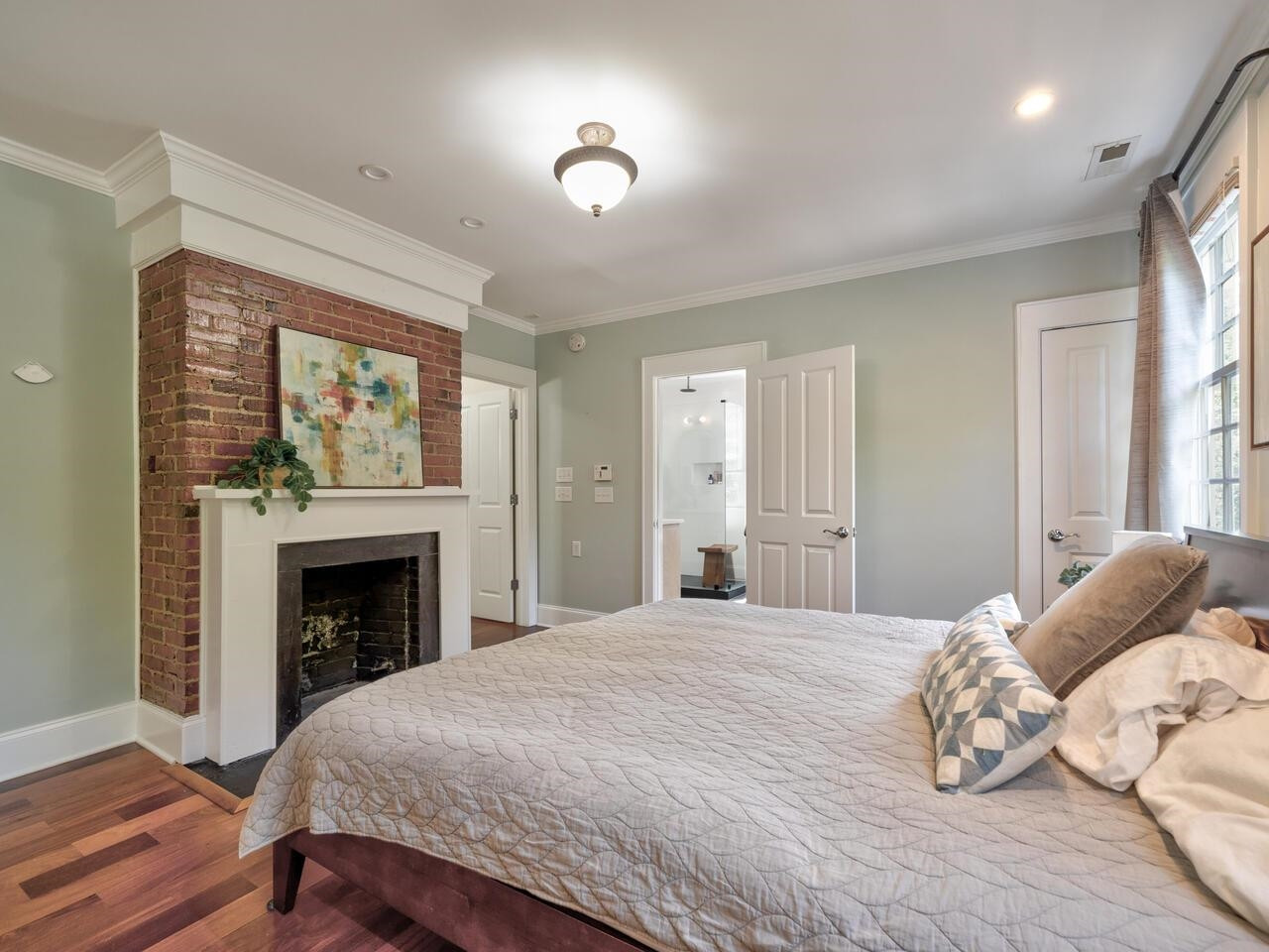 1412 W Markham Avenue