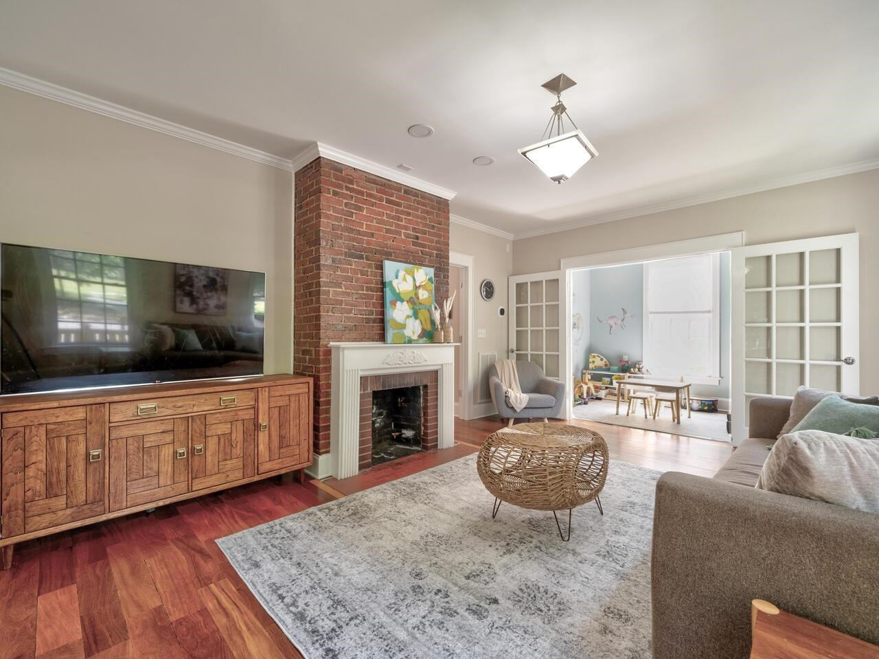 1412 W Markham Avenue