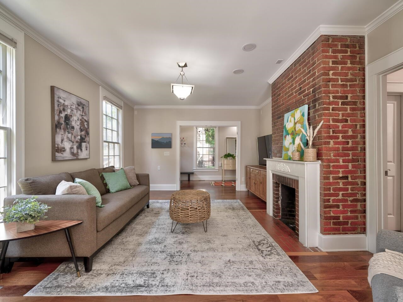 1412 W Markham Avenue