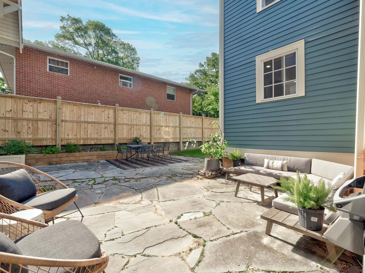 1412 W Markham Avenue