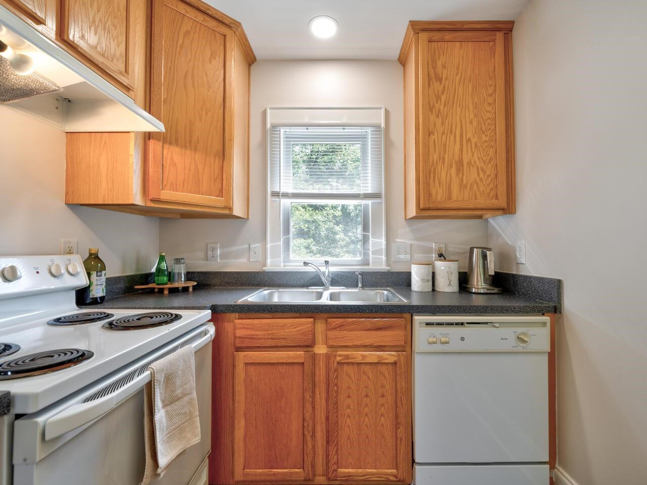 1412 W Markham Avenue